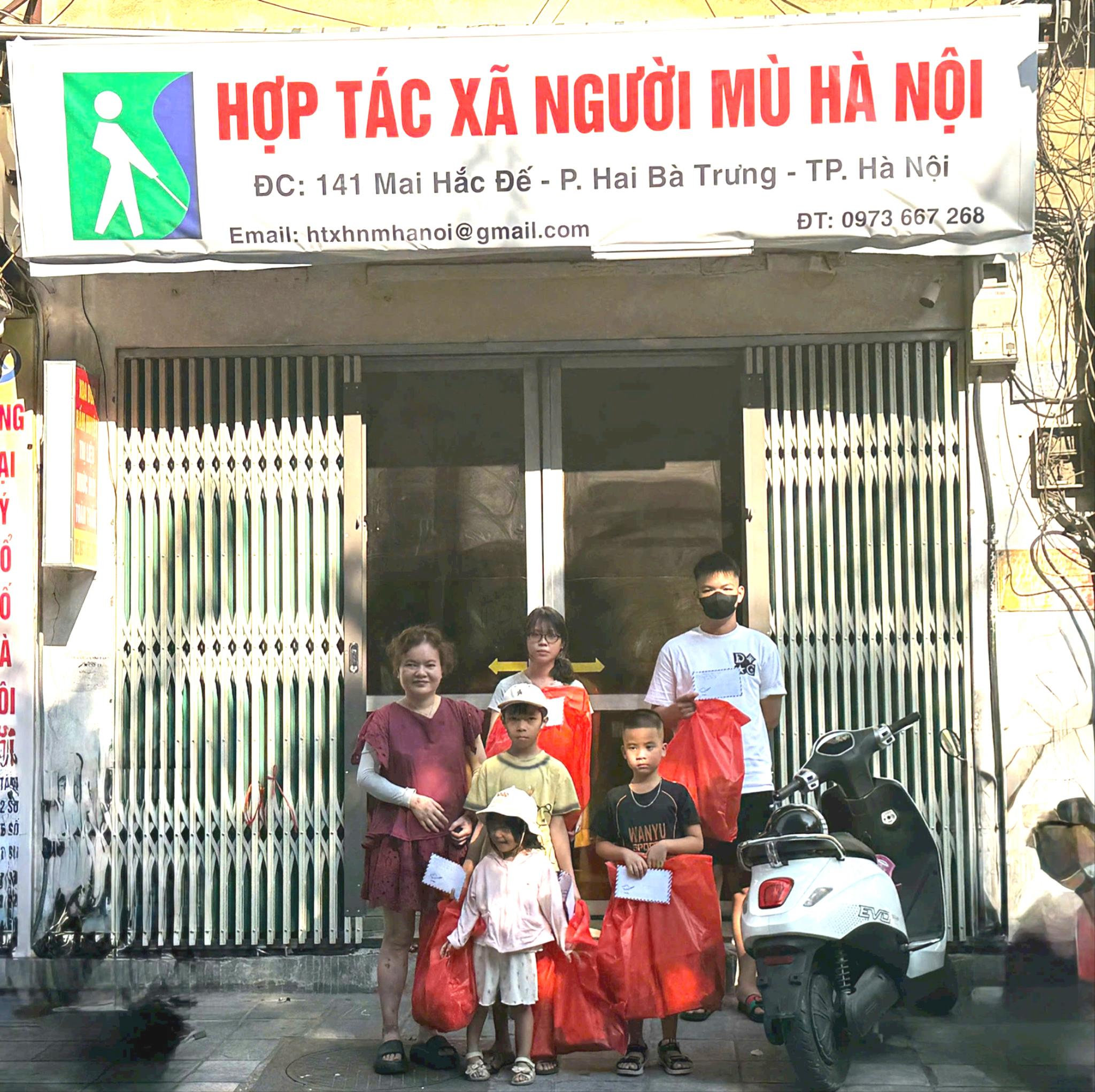 hnm-truoc-cong.jpg