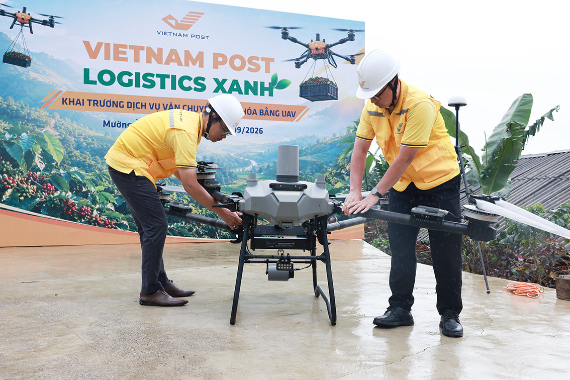nhan-vien-dieu-khien-uav-dang-kiem-tra-thiet-bi-de-chuan-bi-van-hanh.jpg