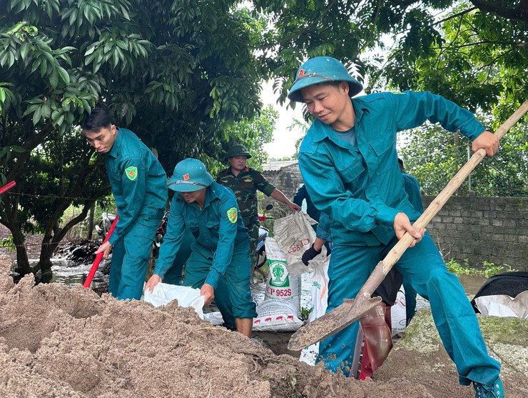 Lực lượng chức năng xã Vân Đình khắc phục sự cố đê tả Đáy. Ảnh: UBND xã Vân Đình.