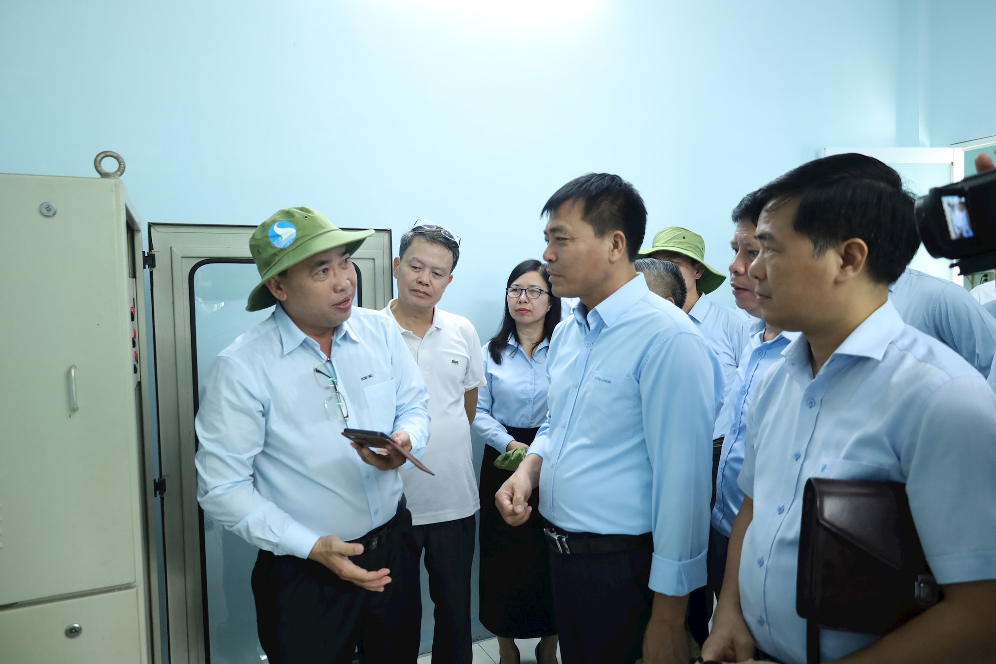 Lãnh đạo Công ty TNHH một thành viên Quản lý khai thác dịch vụ thủy lợi thành phố Hồ Chí Minh giới thiệu