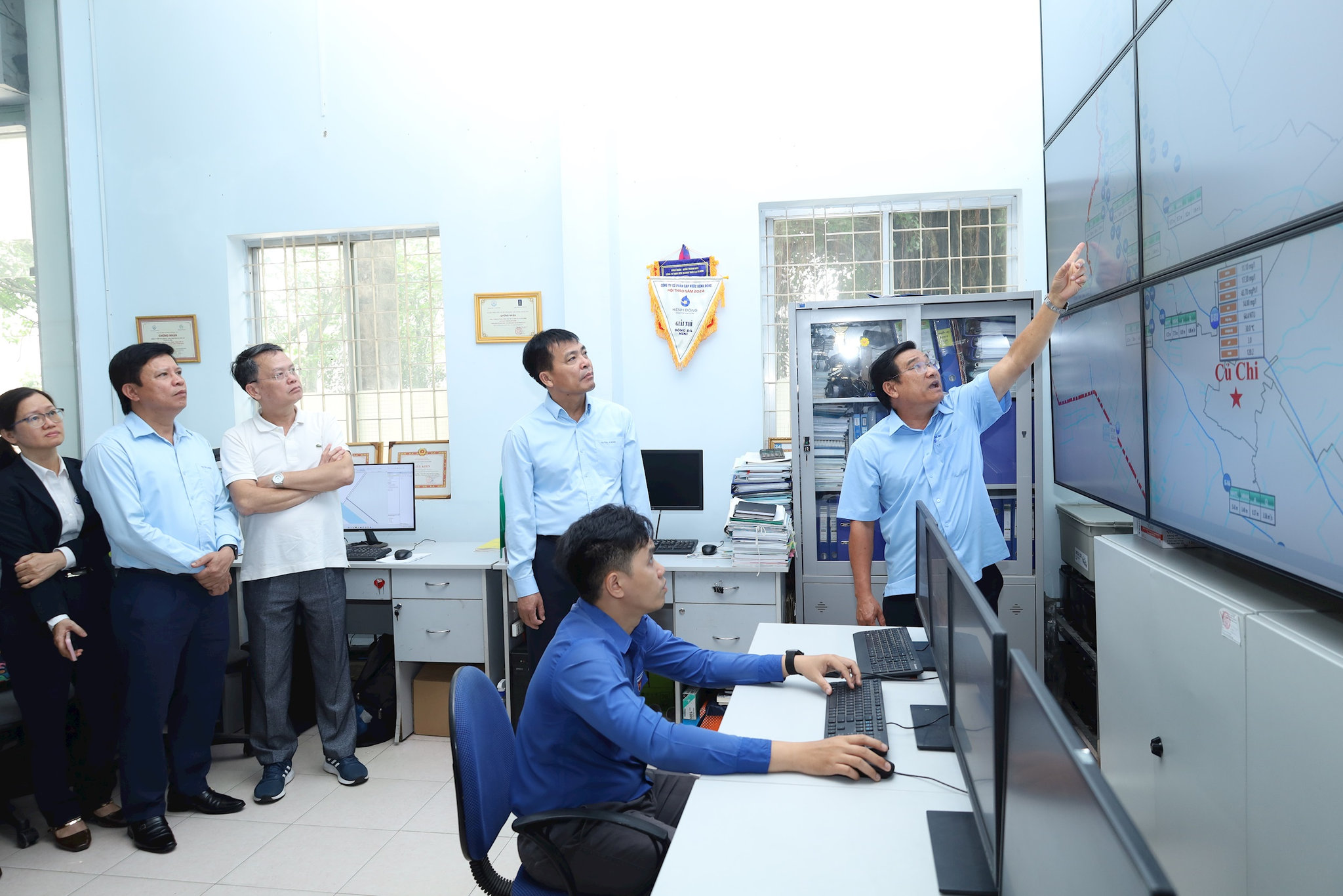 Giám đốc Công ty TNHH một thành viên Quản lý khai thác dịch vụ thủy lợi thành phố Hồ Chí Minh Nguyễn Văn Đam giới thiệu hệ thống SCADA đang được sử dụng trong quản lý, giám sát và vận hành công trình. Ảnh: Kim Nhuệ