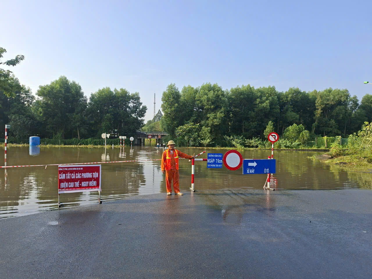 Lực lượng chức năng phân luồng qua đoạn ngập úng trên Đai