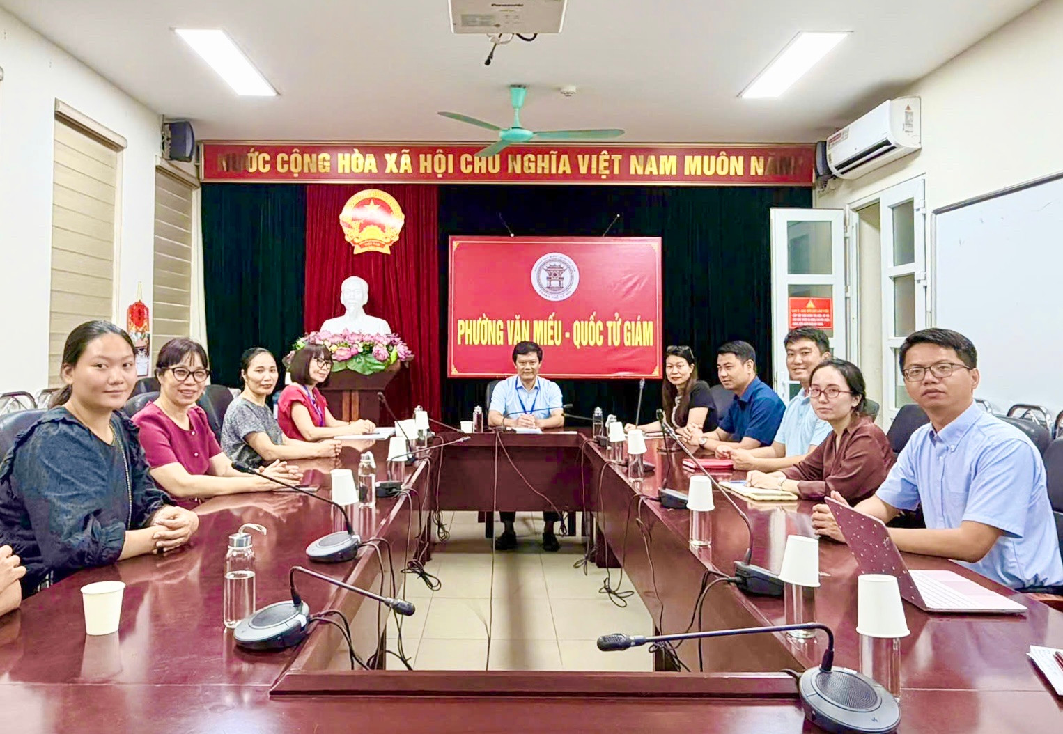 Lãnh đạo UBND phường gặp mặt các doanh nghiệp trên địa bàn nhằm định hướng tổ chức các phiên livestream bán hàng. Ảnh: An Quyên