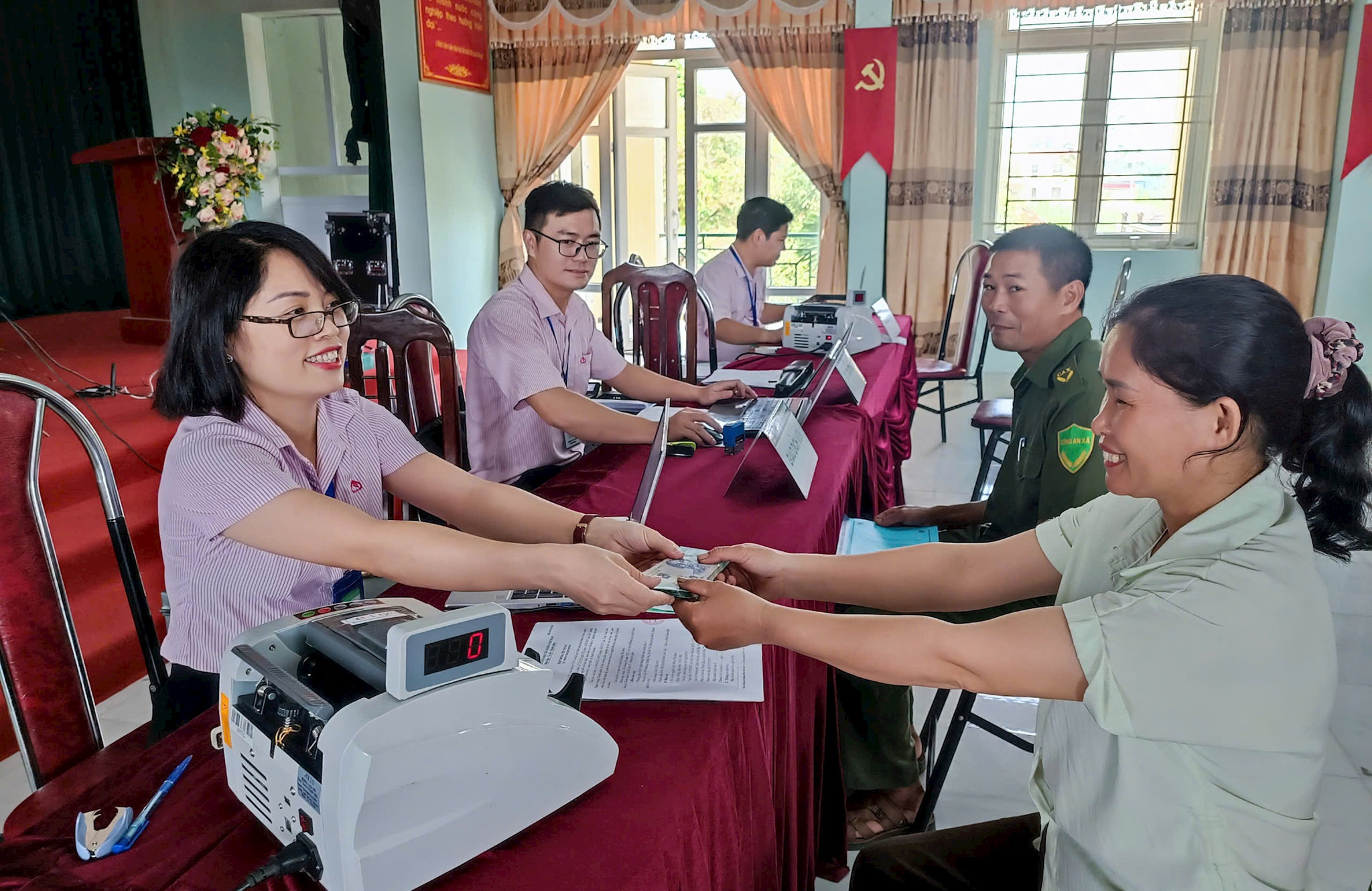 can-bo-phong-giao-dich-ngan-hang-chinh-sach-xa-hoi-ba-vi-trao-von-tin-dung-chinh-sach-uu-dai-cho-gia-dinh-hoc-sinh-sinh-vien-tai-xa-bat-bat.-anh-khuong-tuan.jpg