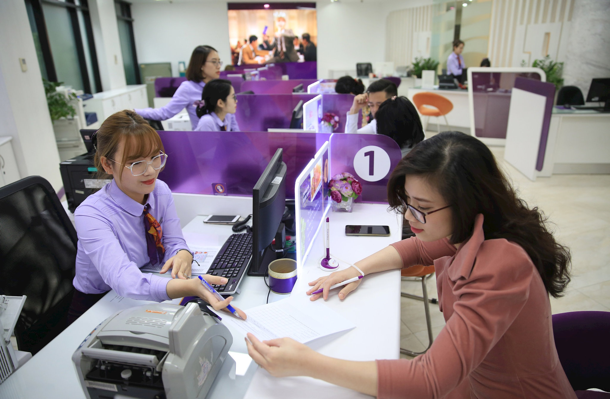 Chấm dứt tình trạng thiếu giáo viên đứng lớp Tại phiên giải trình của của Bộ trưởng Bộ Giáo dục và Đào tạo về tình hình thực hiện chính sách, pháp luật trong lĩnh vực giáo dục và đào tạo do Ủy ban Văn hóa và Xã hội của Quốc hội tổ chức ngày 20-9, Bộ trưởng Hoàng Minh Sơn cho biết, theo định mức mới, cả nước thiếu khoảng 40.000-43.000 giáo viên; trong khi đó hơn 40.000 biên chế giáo viên đã được giao nhưng các địa phương chưa tuyển hết. Nhìn vào thực trạng hiện nay, thiếu giáo viên không chỉ là c