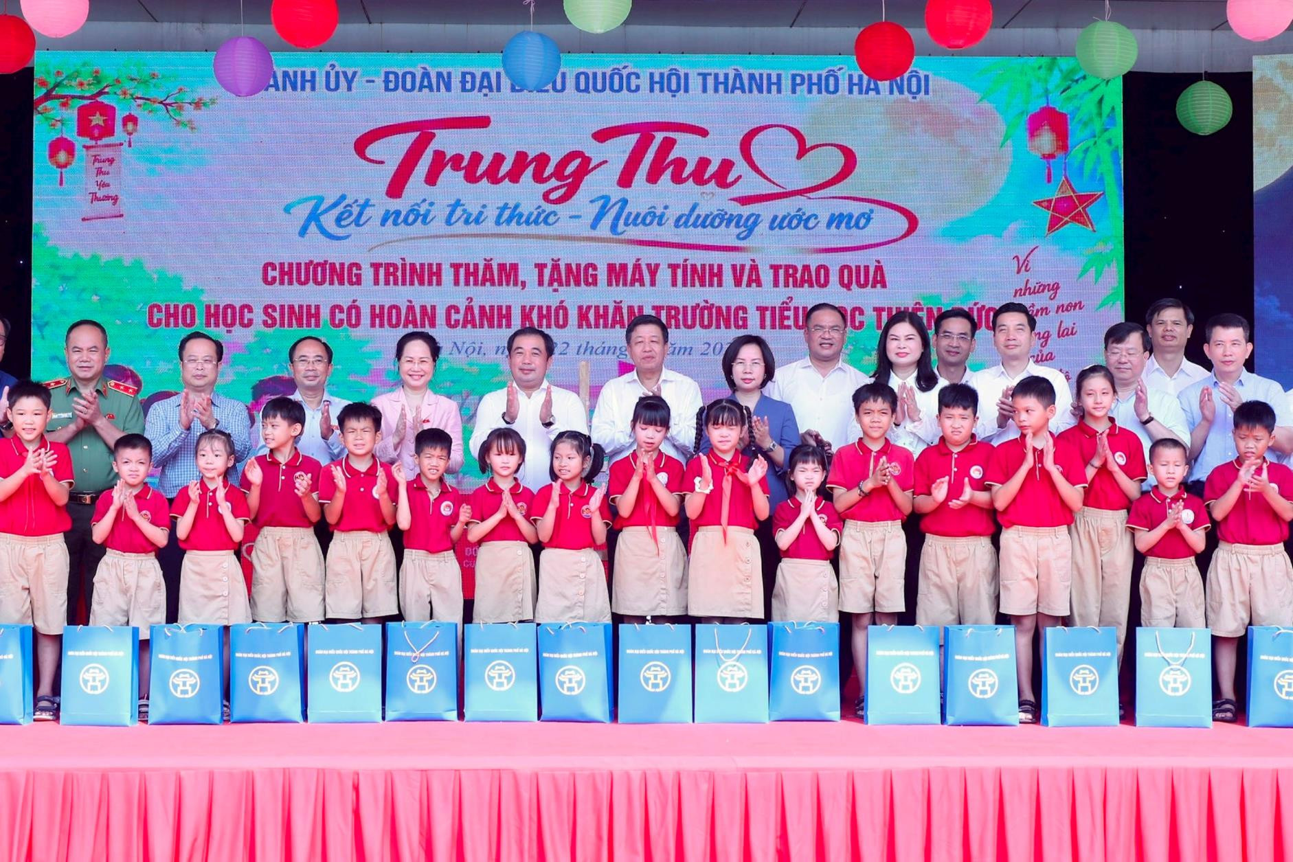 Bí thư Thành ủy Hà Nội Trần Đức Thắng tặng quà tại Trường Tiểu học Thiên Đức