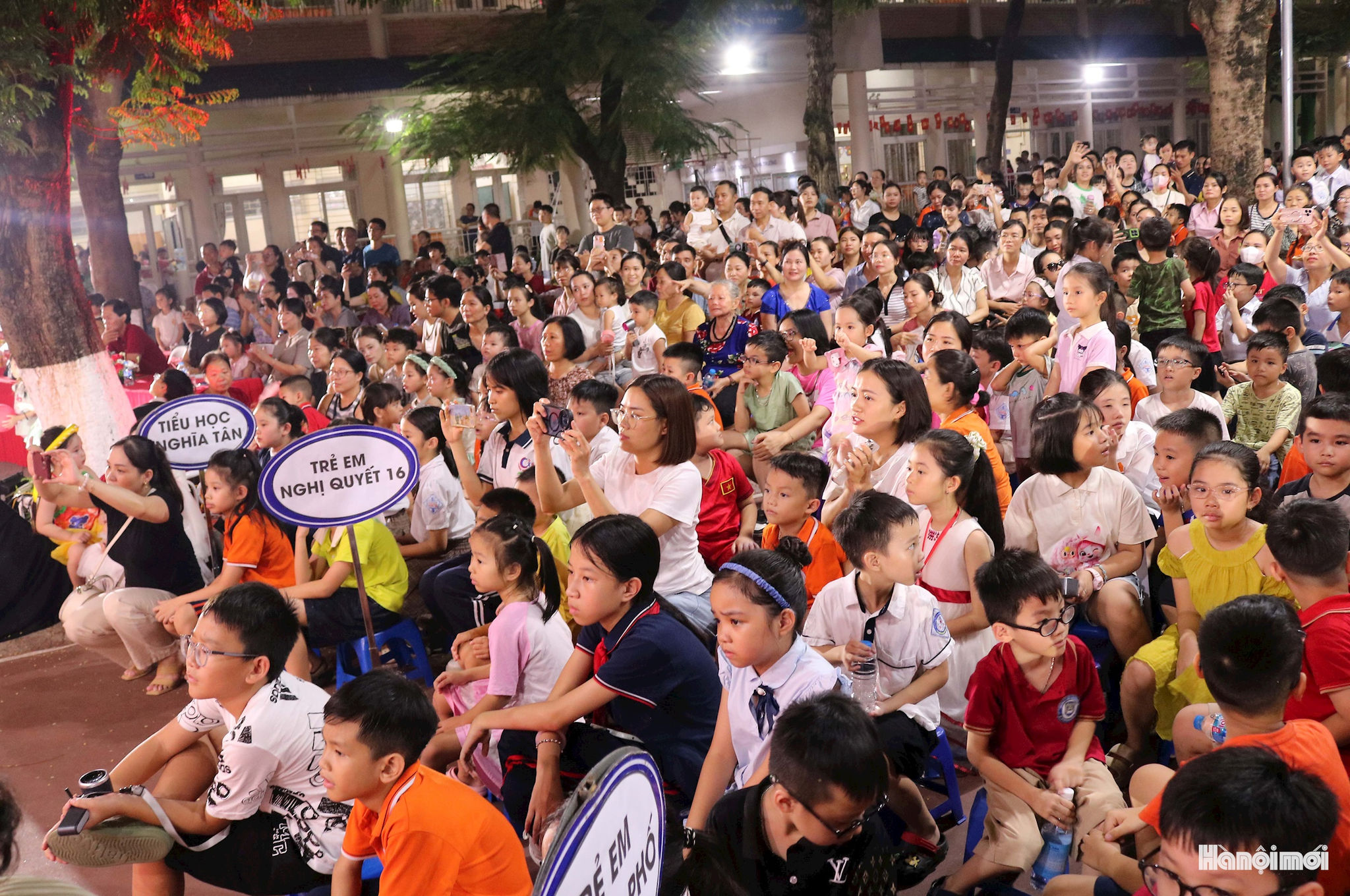 Hơn 700 trẻ em trên địa bàn tham dự chương trình “Đêm hội trăng rằm” phương Nghĩa Đô năm 2026. Ảnh: MT
