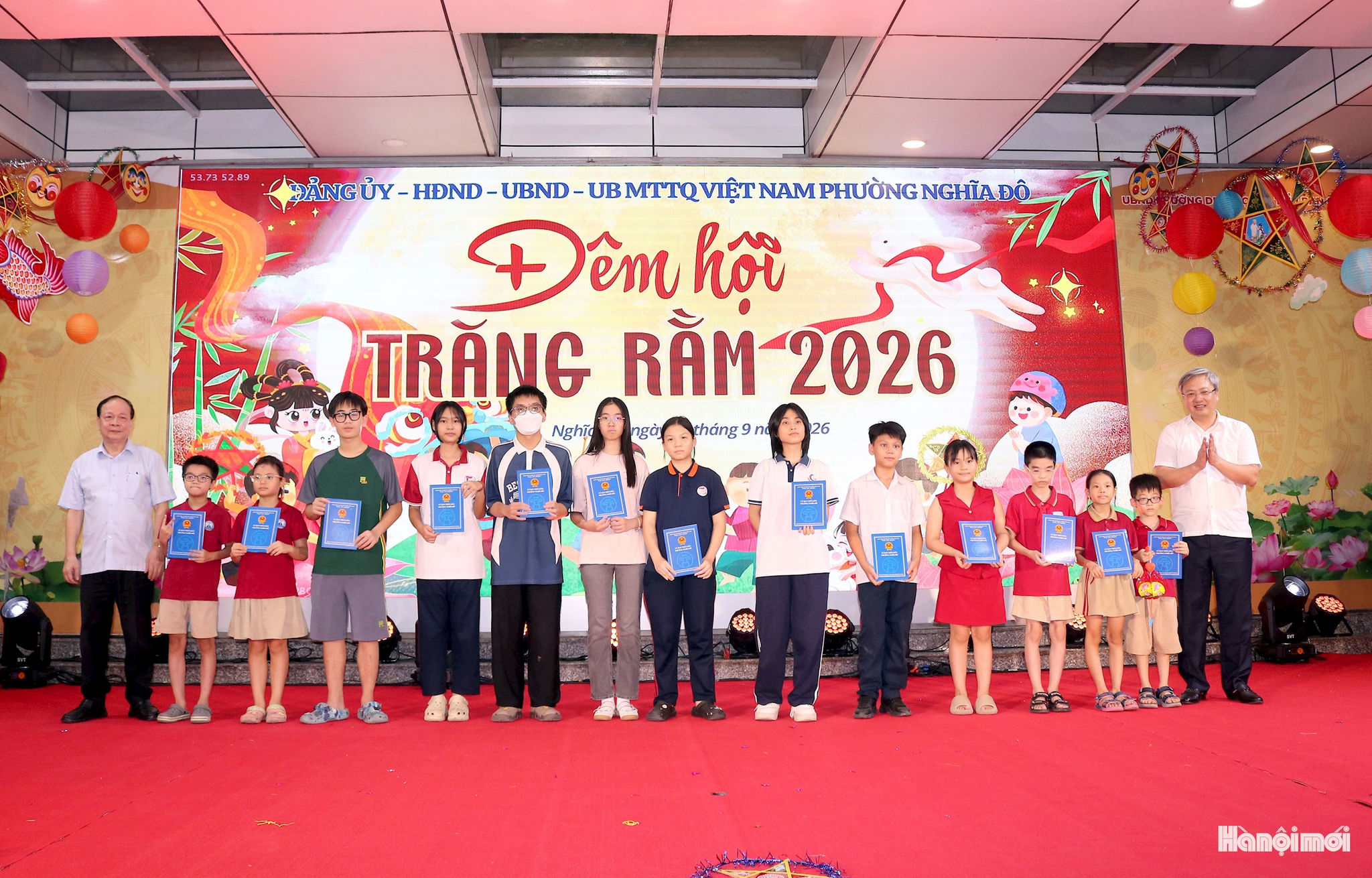 Chủ tịch UBND phường Nghĩa Đô Đỗ Việt Hưng cùng các nhà tài trợ tặng quà cho các em thiếu nhi. Ảnh: MT