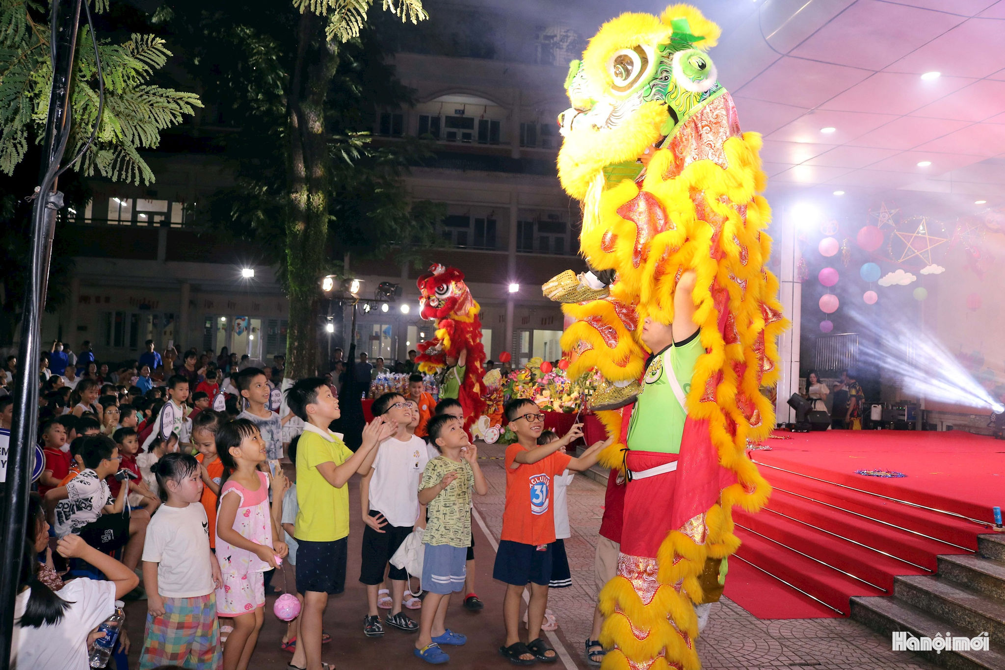 Trẻ em phường Nghi vui vẻ giao lưu với đội múa lân. Ảnh: MT