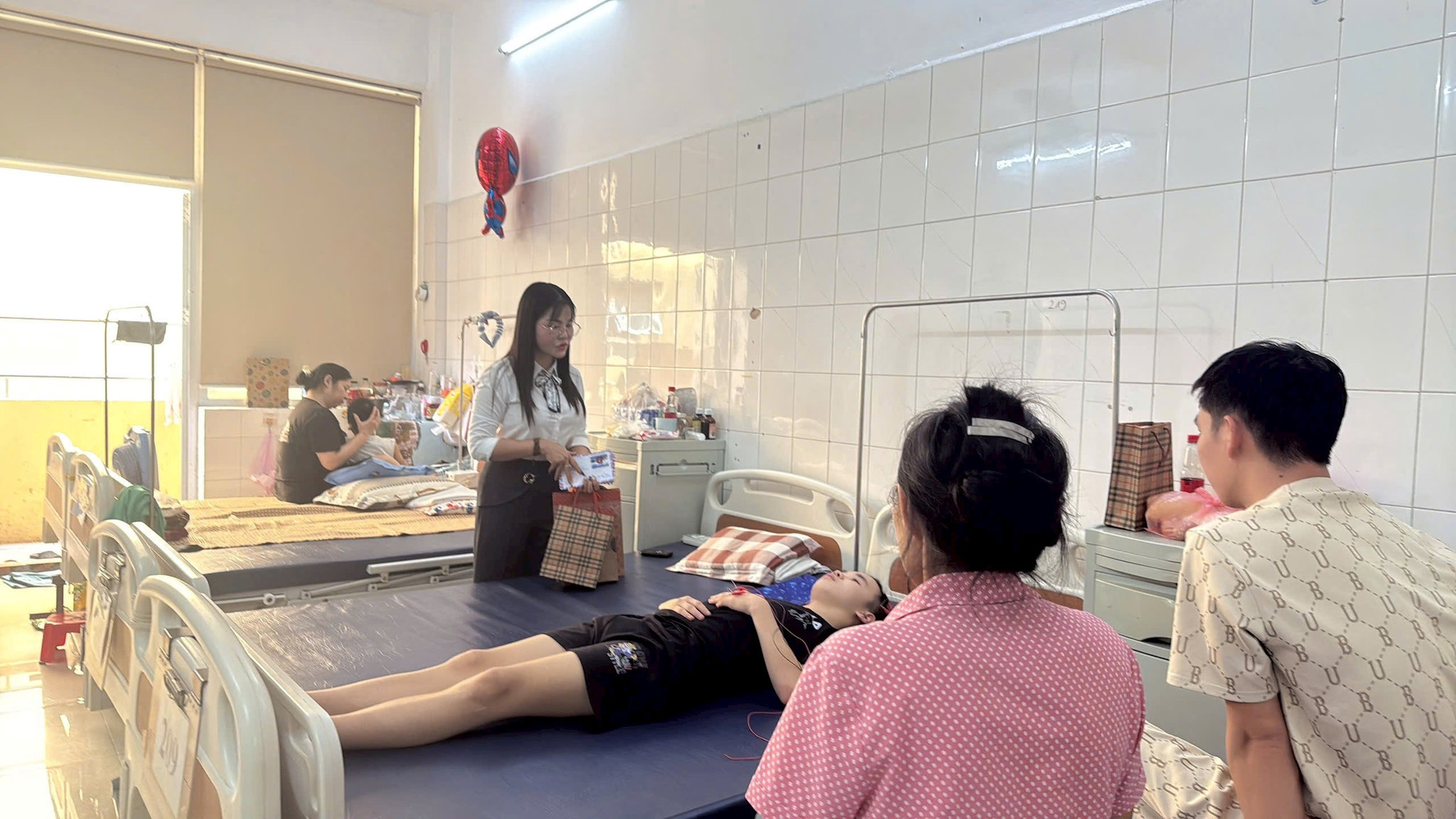 Trao quà Trung thu đến các em nhỏ đang điều trị tại bệnh viện. Ảnh: Đỗ Dua