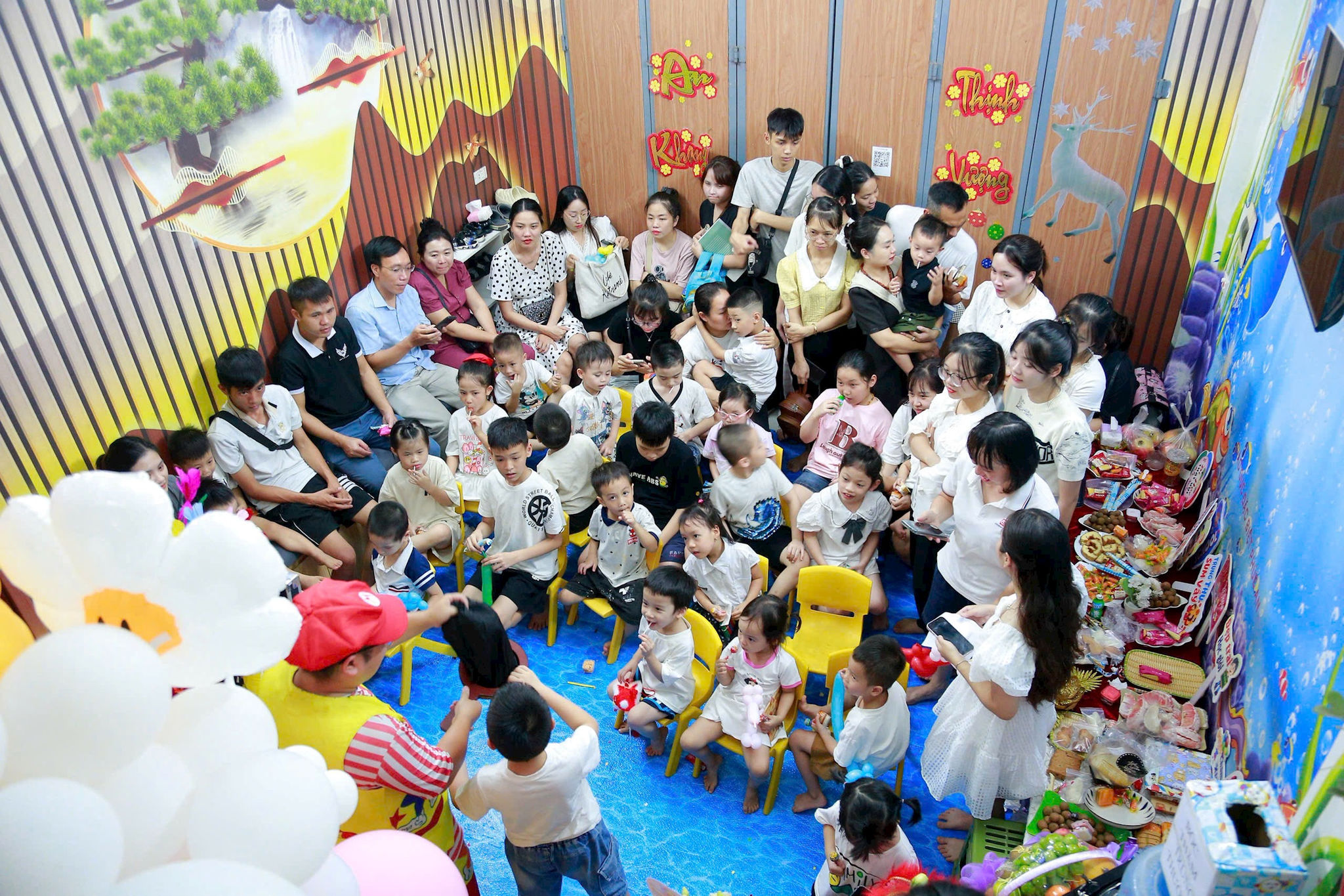 Các con cùng gia đình vui đón Trung thu tại Trung tâm. Ảnh: Đỗ Duân
