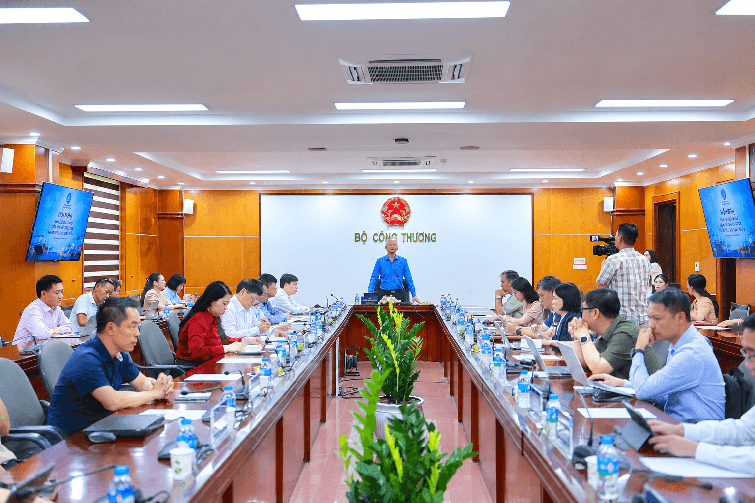 toan-canh-hoi-nghi-22-9.png