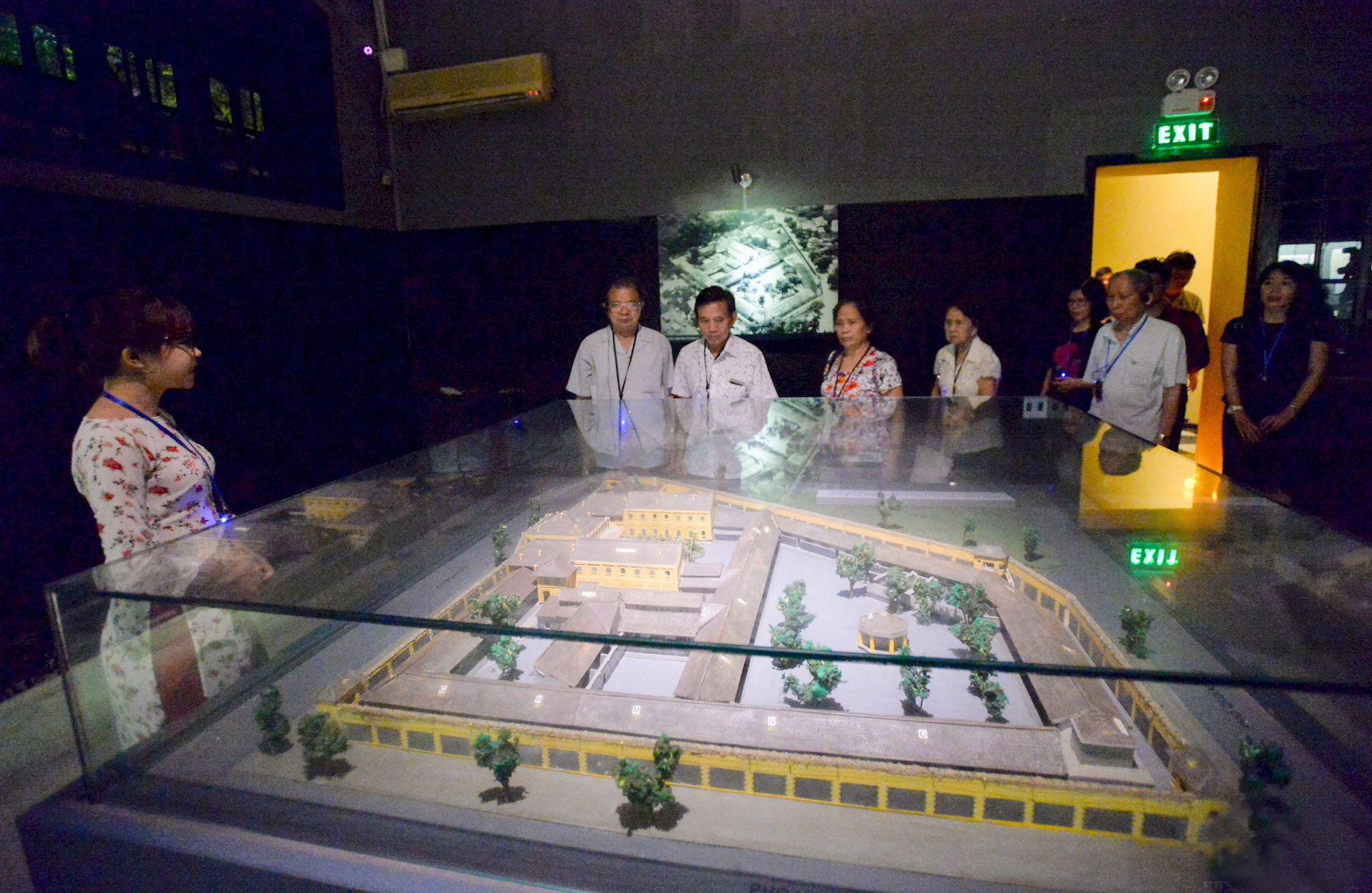 huong-dan-du-khach-trai-nghiem-tour-dem-tai-di-tich-nha-tu-hoa-lo.-anh-khanh-huy.jpg