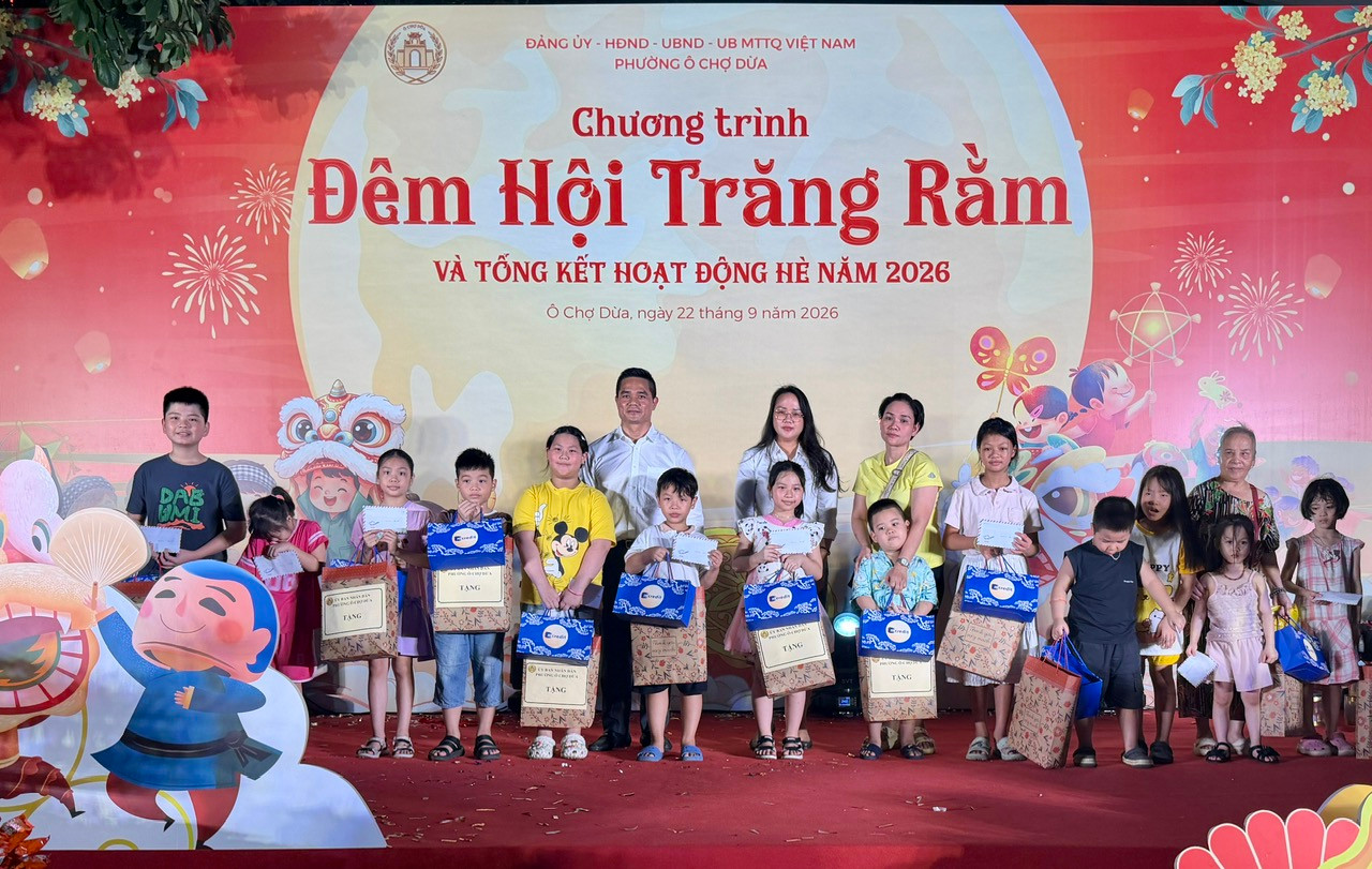Ban Tổ chức trao quà cho các em có hoàn cảnh khó khăn. Ảnh: H.Duy