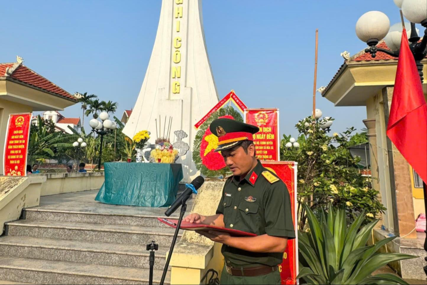 Trung tá Trần Phương Tùng - Chính trị viên phó Ban Chỉ huy Quân sự xã Hòa Xá trang trọng đọc lời kính cáo trước anh linh các Anh hùng liệt sĩ. Ảnh: Mai Hoa