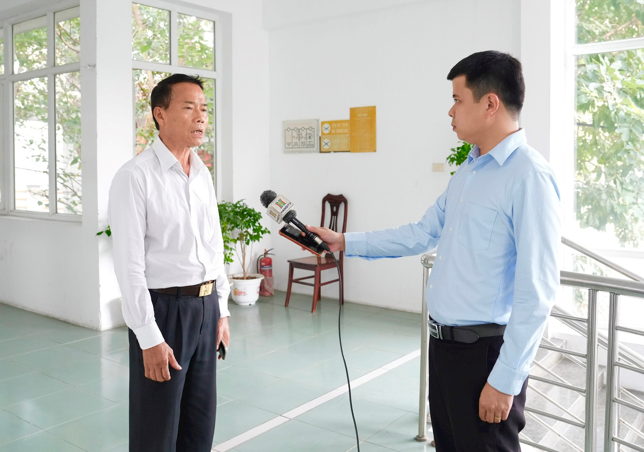 ong-vu-xuan-ca-to-truong-to-dan-pho-918-phuong-long-bien-trao-doi-voi-phong-vien-co-quan-bao-va-phat-thanh-truyen-hinh-ha-noi.-anh-hong-thai.jpg