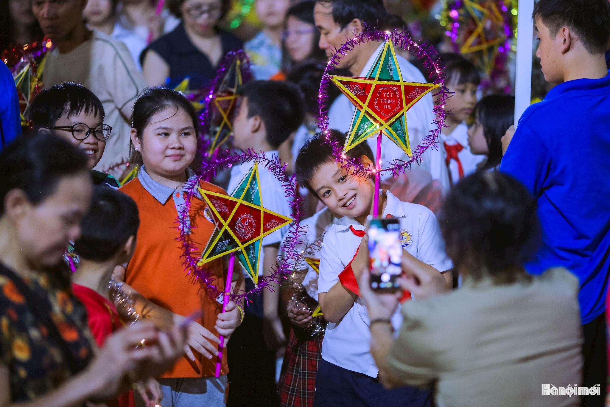 Đông đảo các em nhỏ cùng cha mẹ, thầy cô giáo hân hoan tập trung về sân hội, tạo nên không khí vô cùng ấm áp và rộn ràng trước giờ khởi hành đoàn rước.