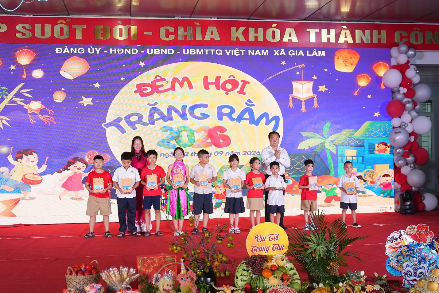 lanh-dao-trao-qua.jpeg