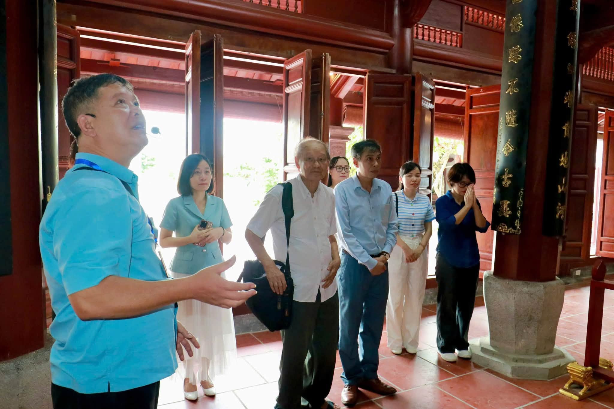 Đồng chí Nguyễn Hải Đăng, Ủy viên Ban Thường vụ, Phó Chủ tịch HĐND xã Hồng Vân giới thiệu không gian du lịch tâm linh thôn Vân La với đoàn đại biểu Sở Văn hóa, Thể thao và Du lịch tỉnh Hưng Yên. Ảnh: Xuân Hòa.