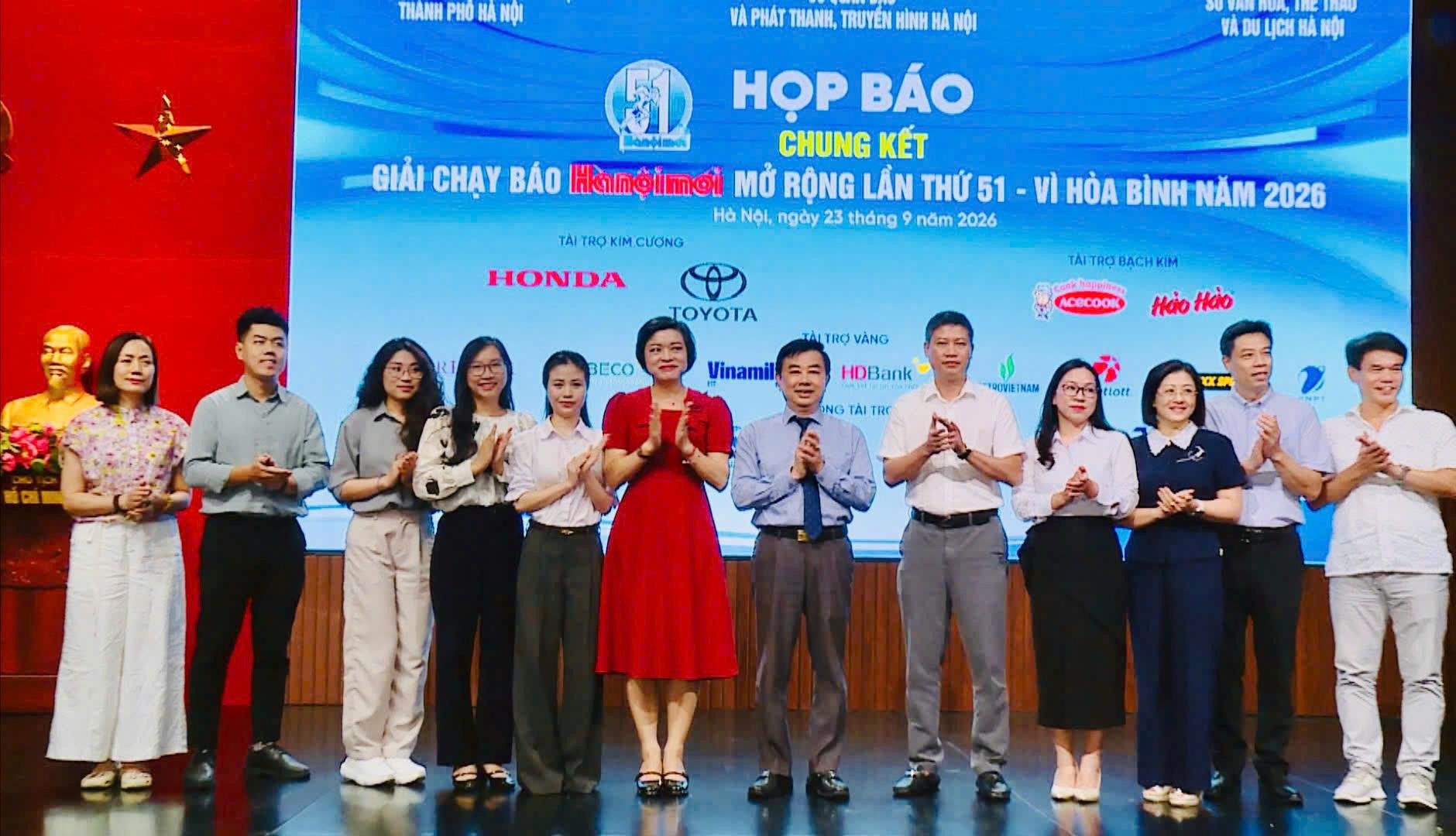 23-ban-to-chuc-chup-anh-luu-niem.jpg