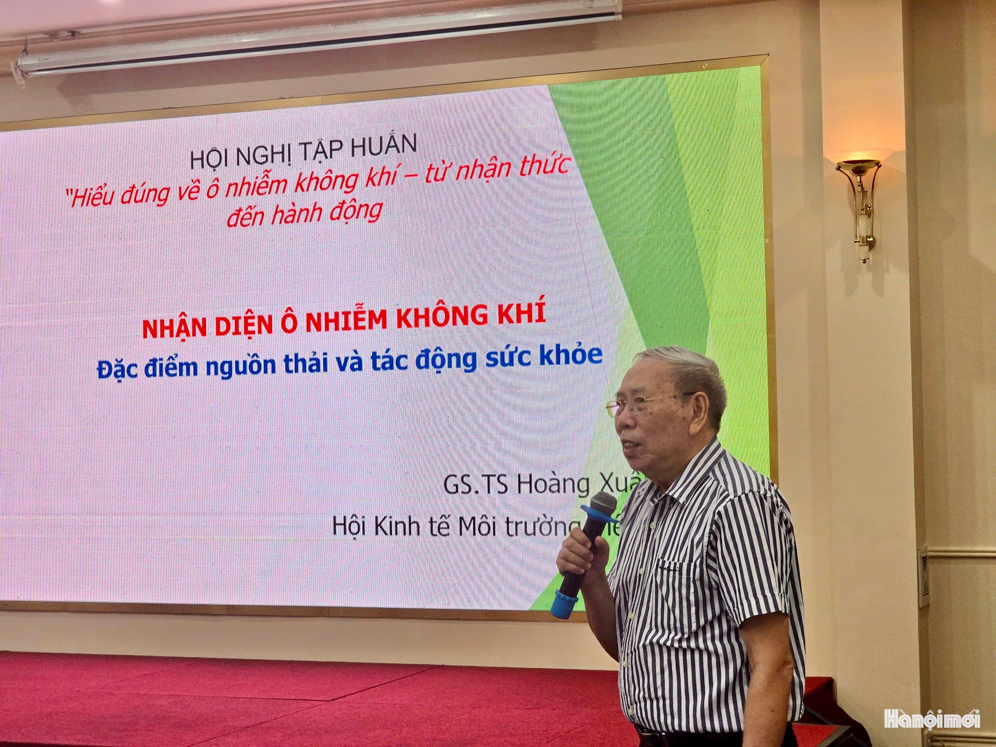 GS.TS Hoàng Xuân Cơ, Hội Kinh tế Môi trường Việt Nam, trình bày chuyên đề tại Hội nghị. Ảnh: Nguyễn Hương