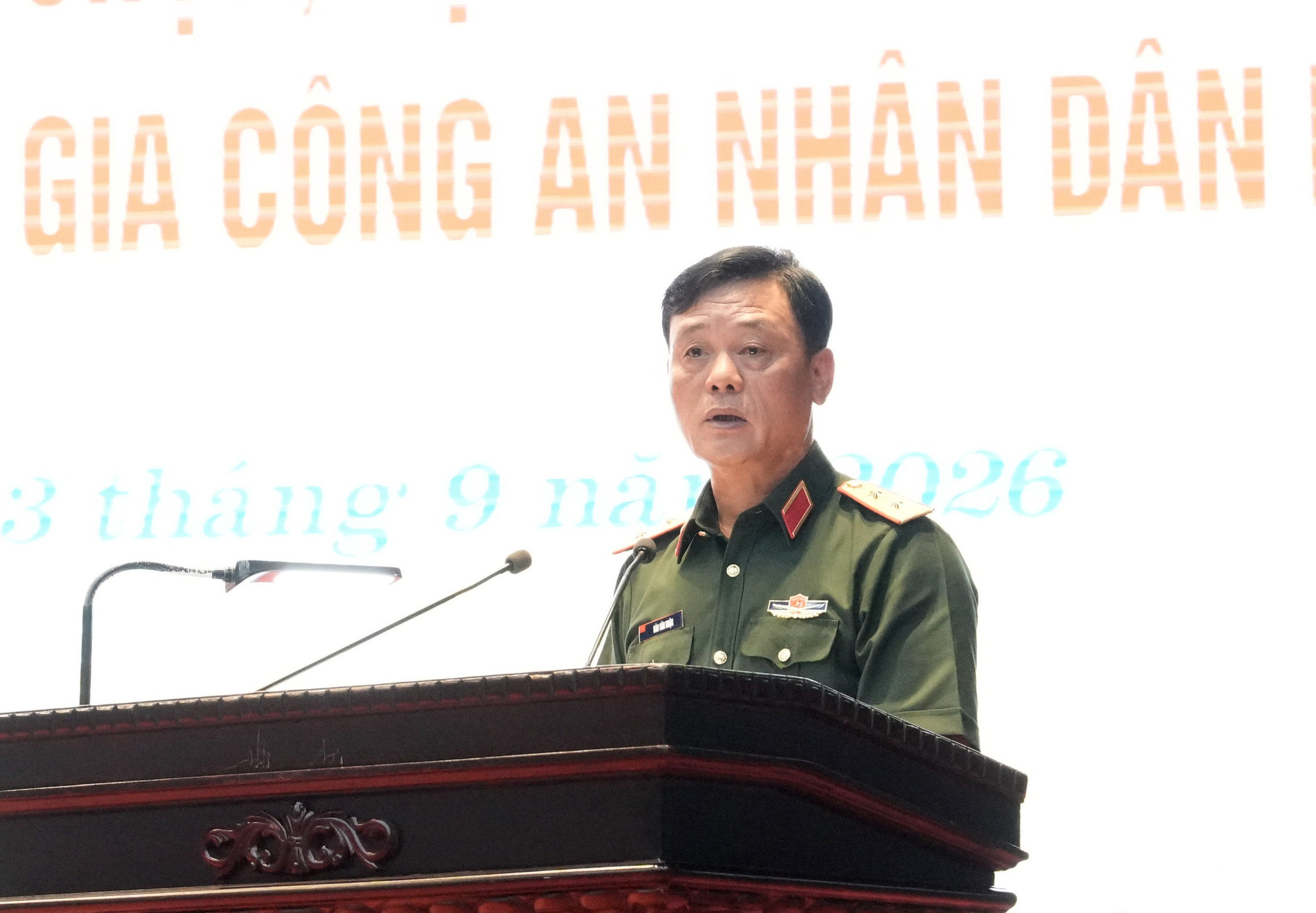 Thiếu tướng Đào Văn Nhận, Ủy viên Ban Thường vụ Thành ủy, Tư lệnh Bộ Tư lệnh Thủ đô Hà Nội, Phó Chủ tịch Thường trực hội đồng Nghĩa vụ Quân sự thành phố báo cáo tại Ho