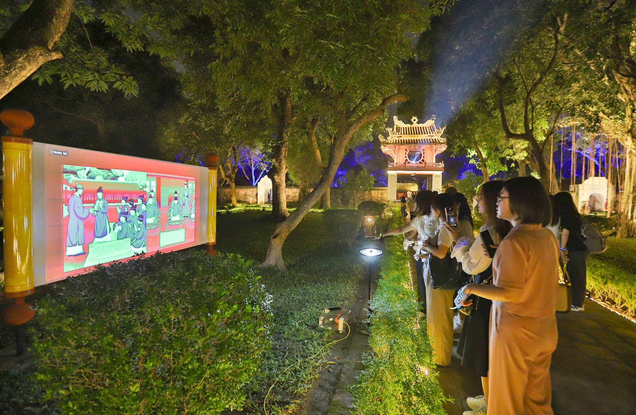 du-khach-trai-nghiem-tour-dem-tinh-hoa-dao-hoc-tai-khu-di-tich-van-mieu-quoc-tu-giam.-anh-khanh-huy.jpg
