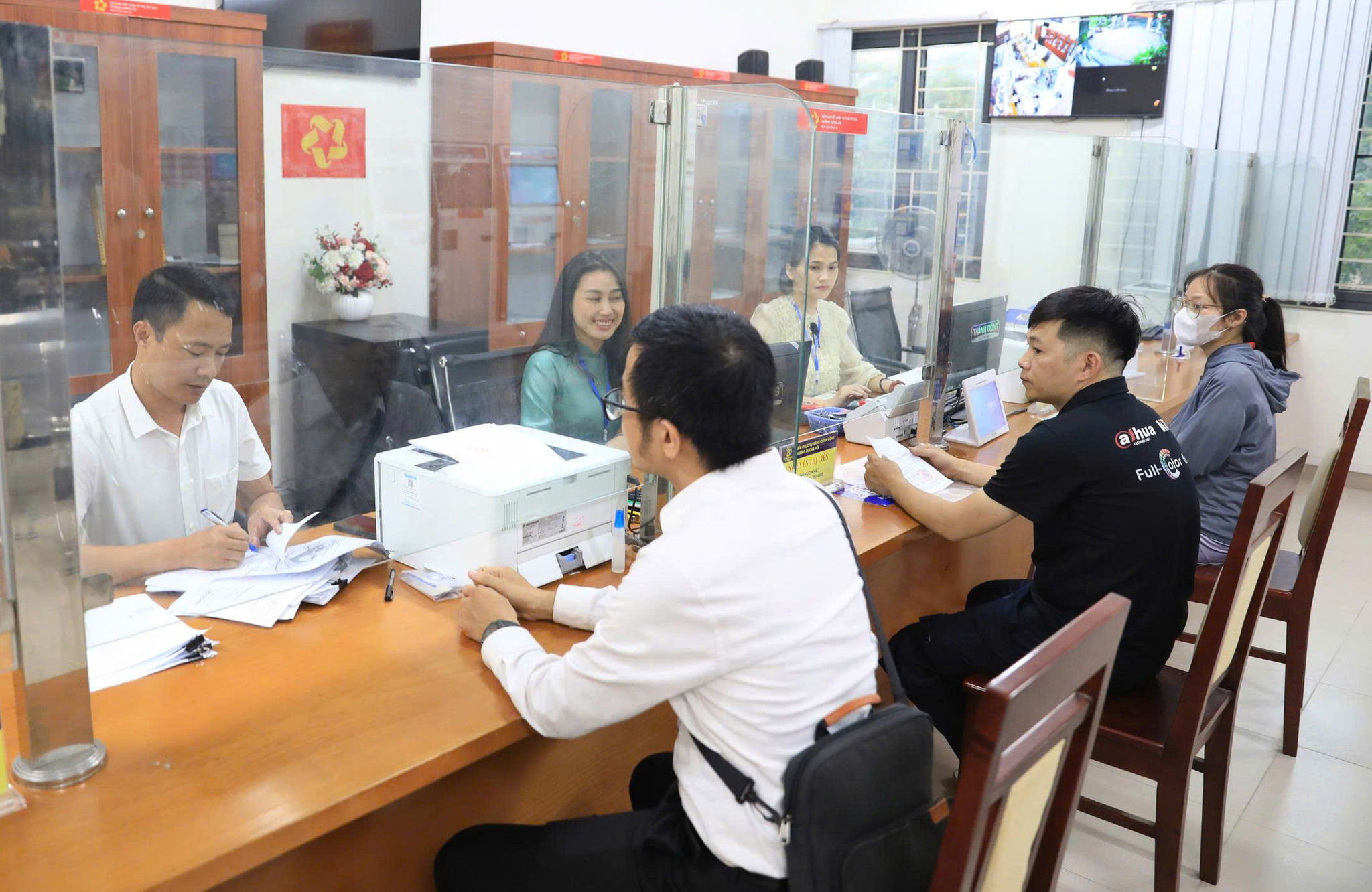 giai-quyet-thu-tuc-cho-nguoi-dan-tai-diem-phuc-vu-hanh-chinh-cong-duong-noi.-anh-nguyen-quang.jpg