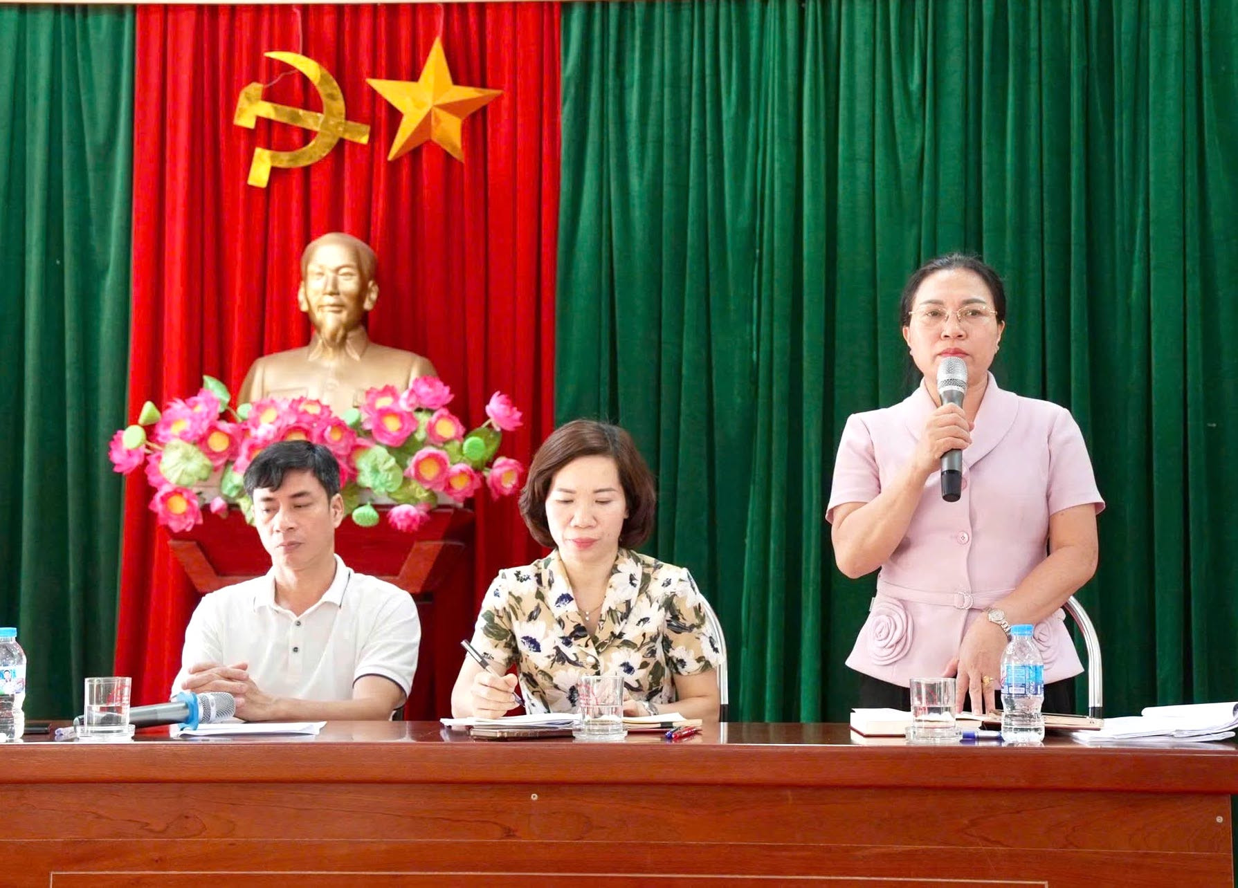 Lãnh đạo các phòng, ban và thôn trao đổi làm rõ các ý kiến của người dân. Ảnh: PV