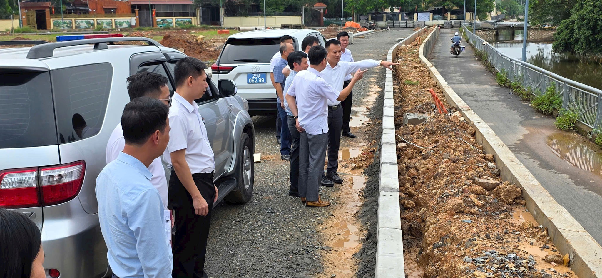 Đại diện lãnh đạo Sở Nông nghiệp và Môi trường Hà Nộivà xã Hát Môn khảo sát thực tế khu vực sông Đáy cổ. Ảnh: Hoàng Thoàn