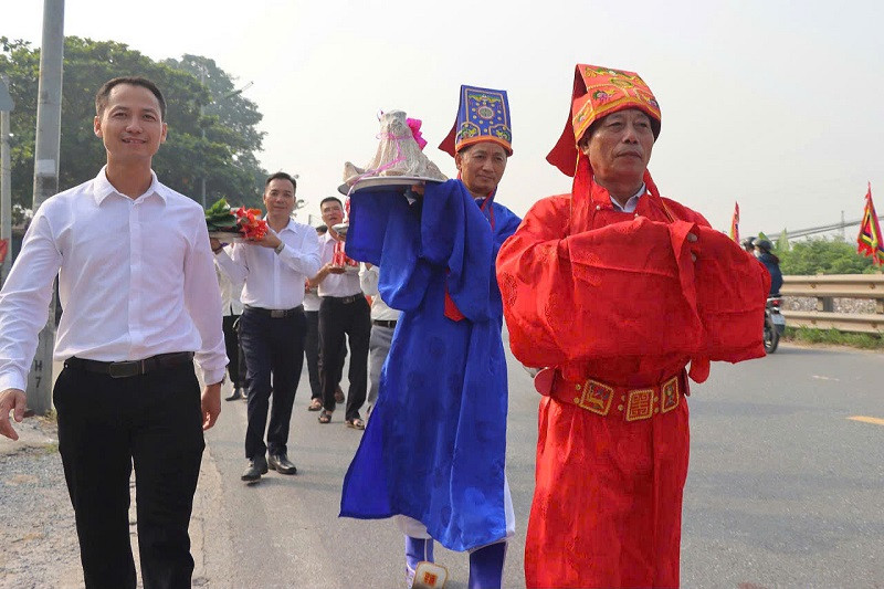 Trong chuỗi hoạt động của lễ hội, người dân thôn Phú Cường đã thành kính dâng hương hoa, lễ vật cúng tế Thành hoàng làng và tại các di tích lịch sử văn hoá gắn với đời sống tín ngưỡng của người dân. Ảnh: PV
