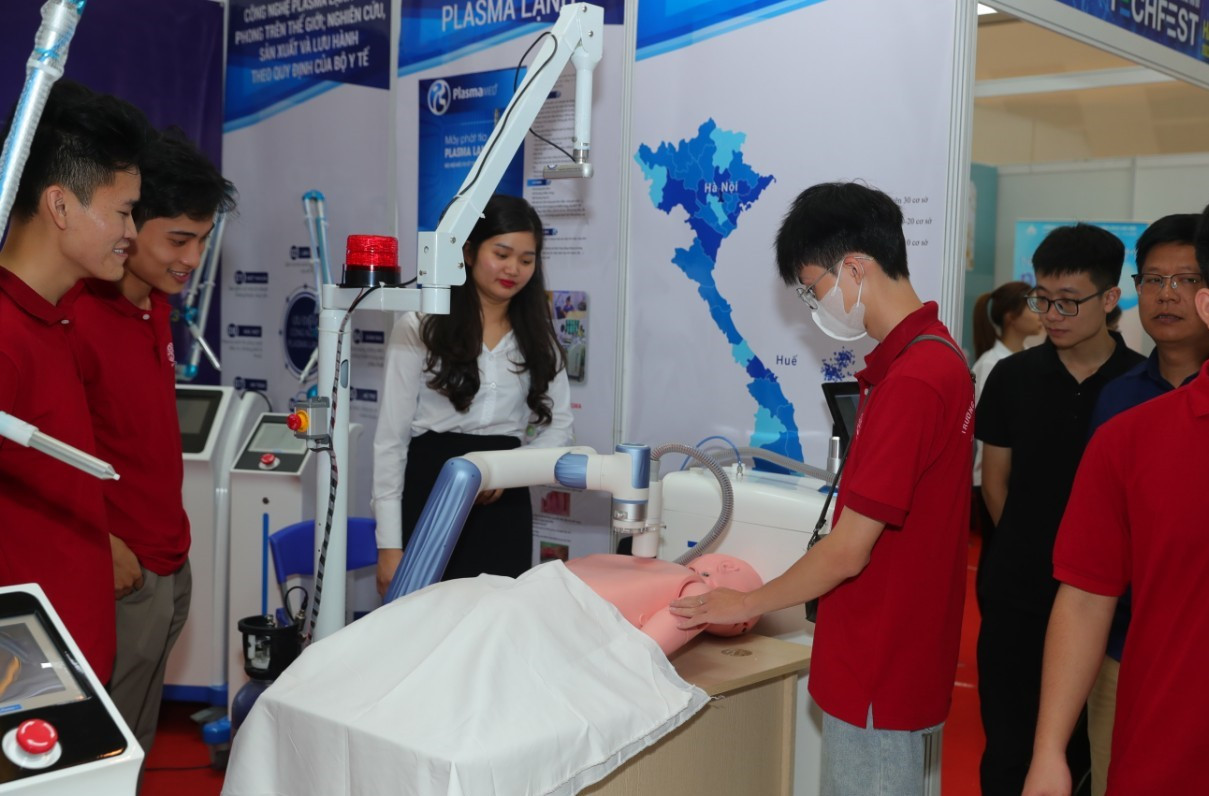 Chiếu tia Plasma lạnh bằng máy PlasmaMed là công nghệ tiên tiến trong lĩnh vực điều trị và chăm sóc vết thương. Không chỉ giúp vết thương nhanh lành, giảm nguy cơ nhiễm trùng, hạn chế sẹo mà còn an toàn với sức khỏe, không gây tác dụng phụ và rút ngắn thời gian điều trị.