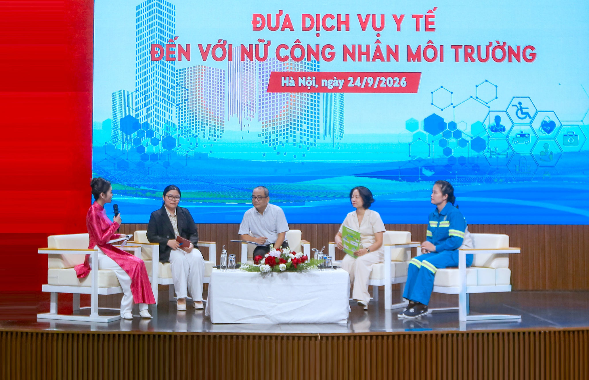 cac-dai-bieu-trao-doi-tai-toa-dam-dua-dich-vu-y-te-den-voi-nu-cong-nhan-moi-truong-.-anh-khanh-huy.jpg