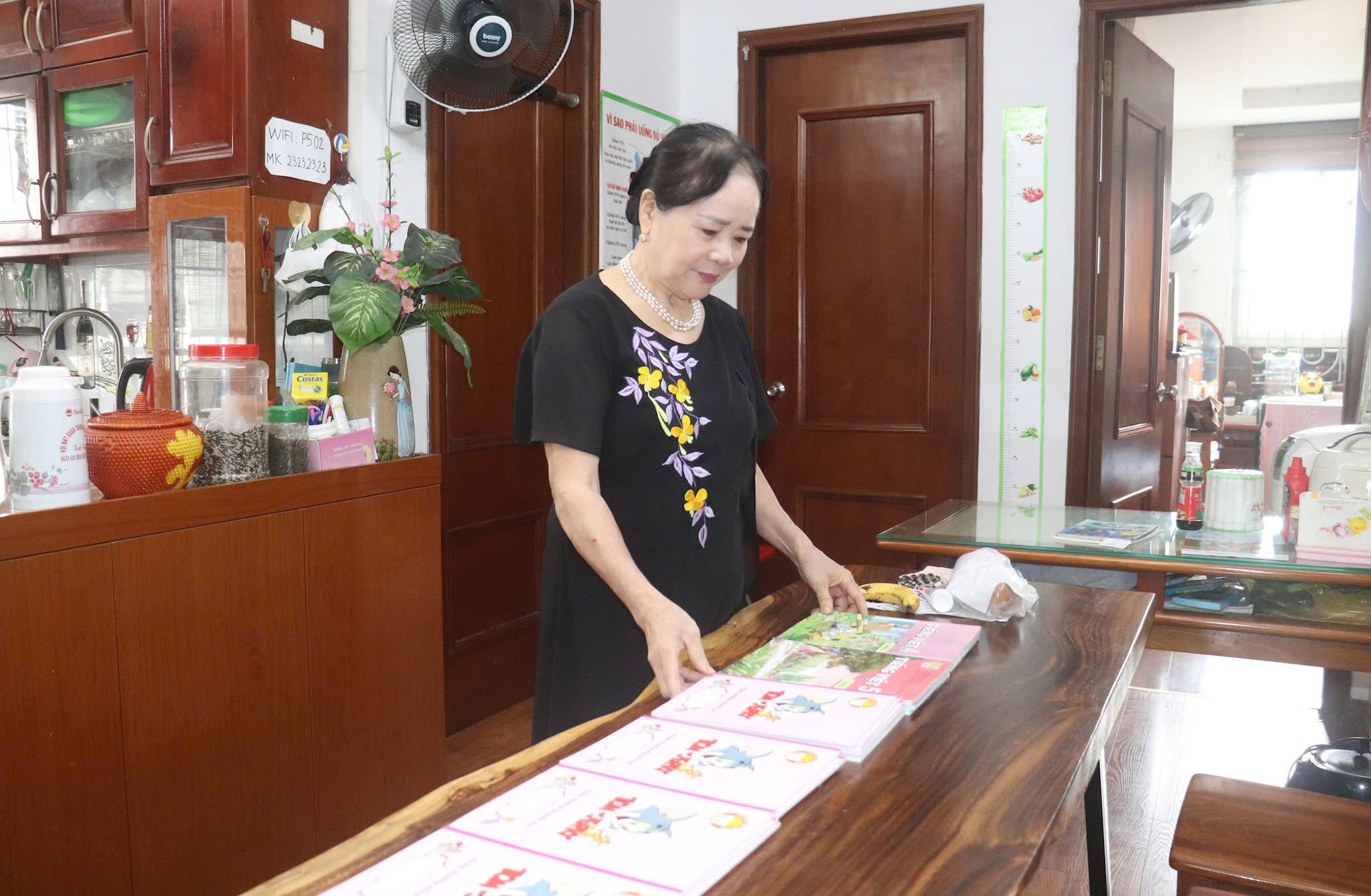 nha-giao-pham-thi-huyen-chuan-bi-sach-cho-hoc-sinh-lop-hoc-tinh-thuong-tai-phuong-thanh-liet.-anh-hien-chi.jpg