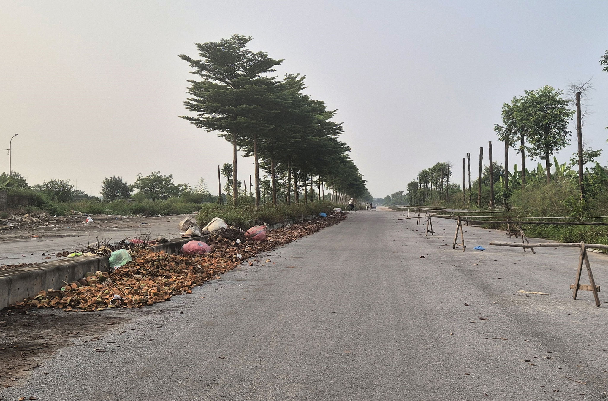 rac-thai-tap-ket-tai-mot-doan-duong-da-thi-cong-cua-du-an-duong-lien-khu-vuc-1.-anh-van-trong.jpg