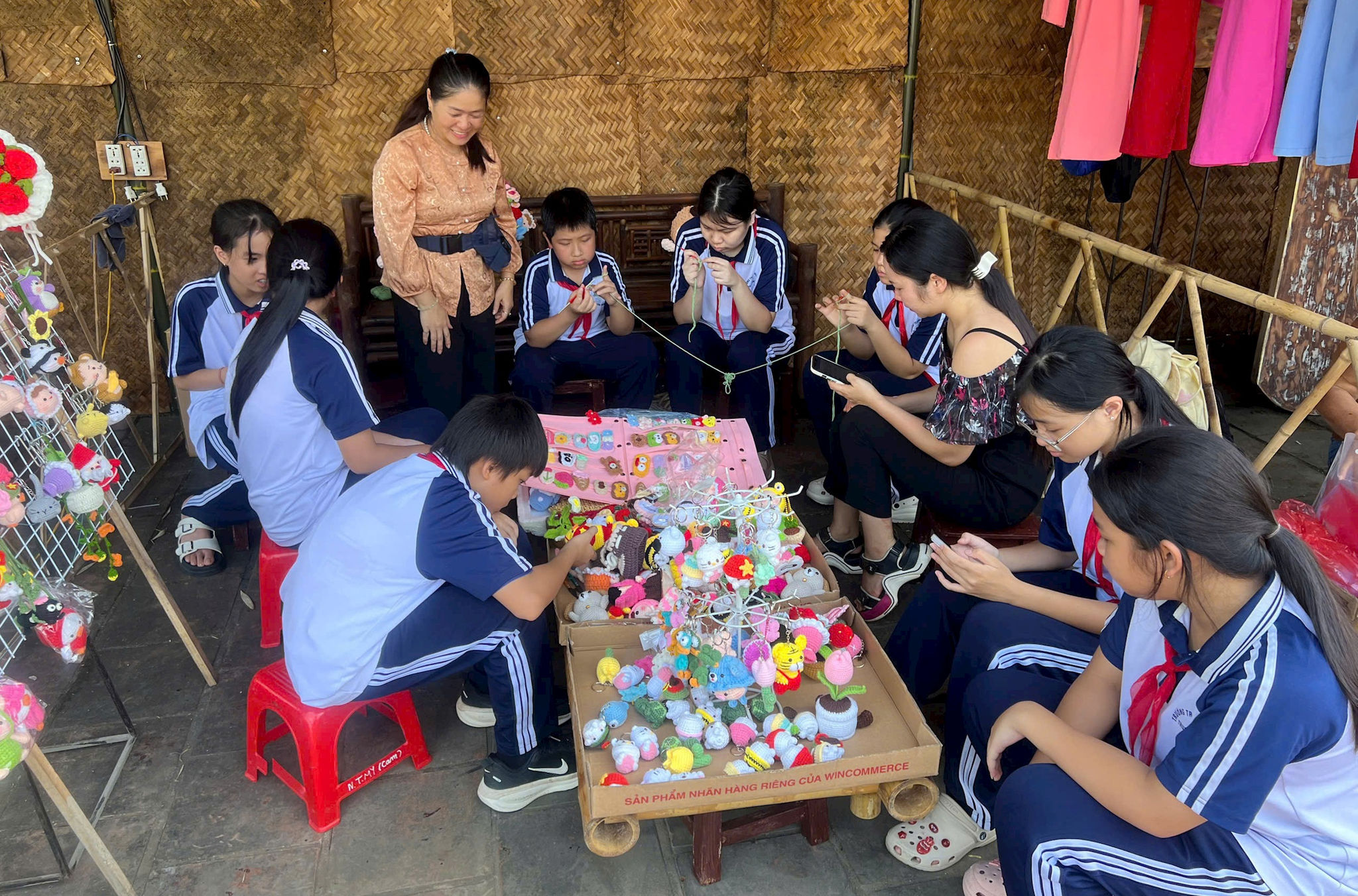 thieu-nhi-trai-nghiem-cac-hoat-dong-tai-ngay-hoi-van-hoa-dan-gian-vui-tet-trung-thu-nam-2026-o-van-mieu-son-tay-phuong-son-tay-.-anh-tan-phat.jpg