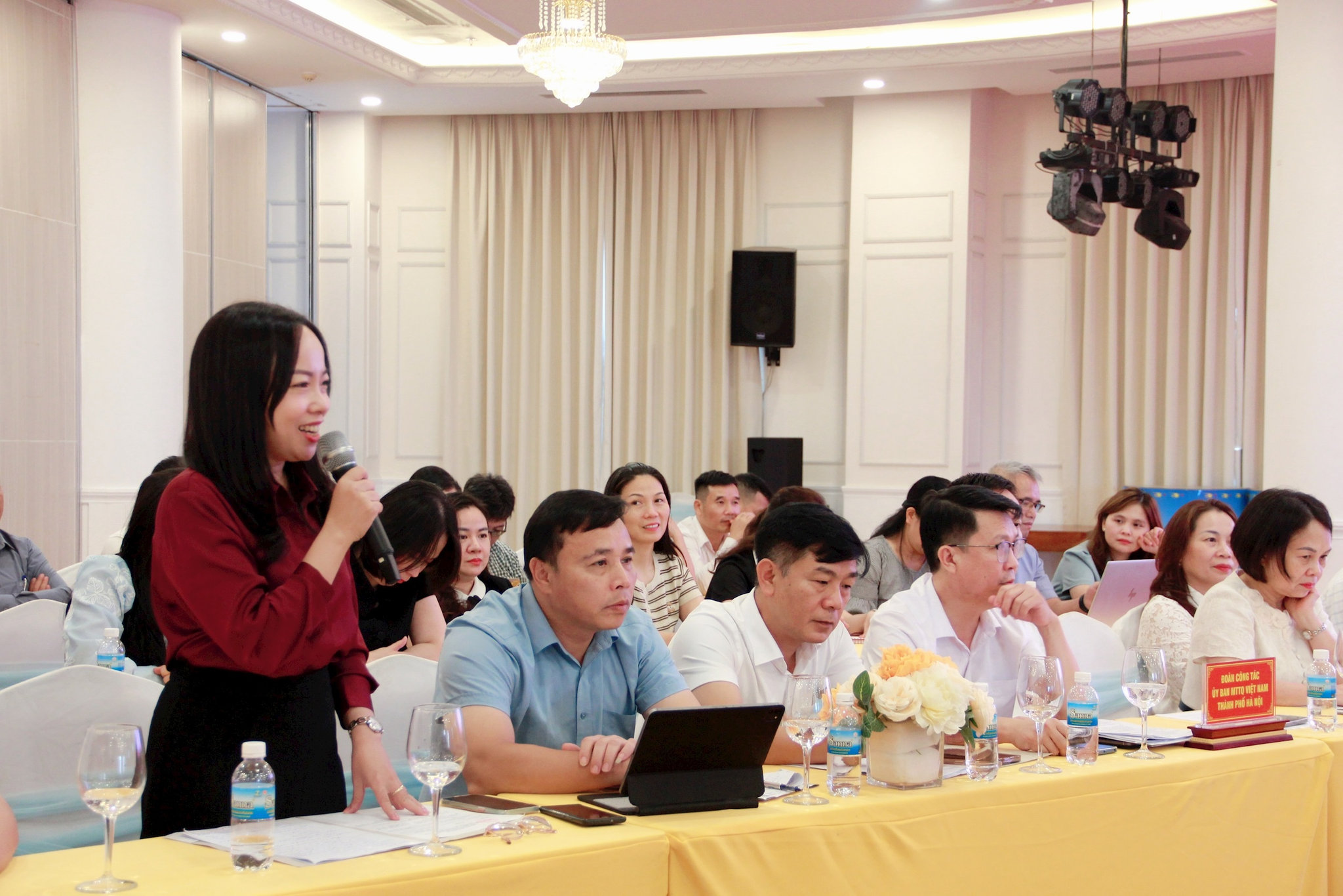 Đại biểu trao đổi kinh nghiệm tại hội nghị. Ảnh: Lê Phương