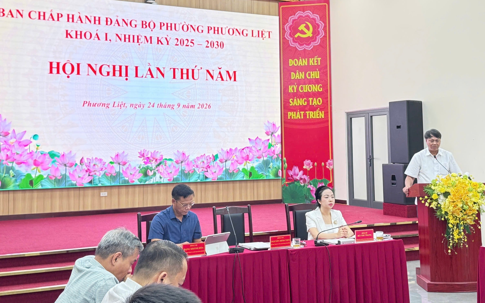 Bí thư Đảng uỷ, Chủ tịch HĐND phường Phương Liệt Nguyễn Minh Tiến kết luận tại hội nghị. Ảnh: HL