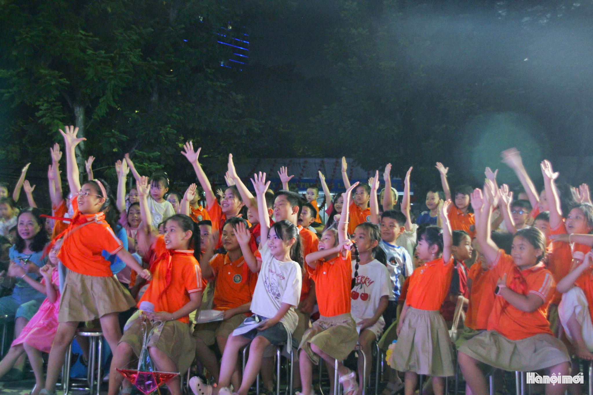 Các em thiếu nhi hào hứng tham gia phần giao lưu, đố vui về Tết Trung thu, bánh nướng, bánh dẻo đến đèn ông sao, múa lân và những nhân vật quen thuộc như chú Cuội, chị Hằng. Những hoạt động tương tác khiến đêm hội trở thành một sân chơi thực sự dành cho trẻ em.
