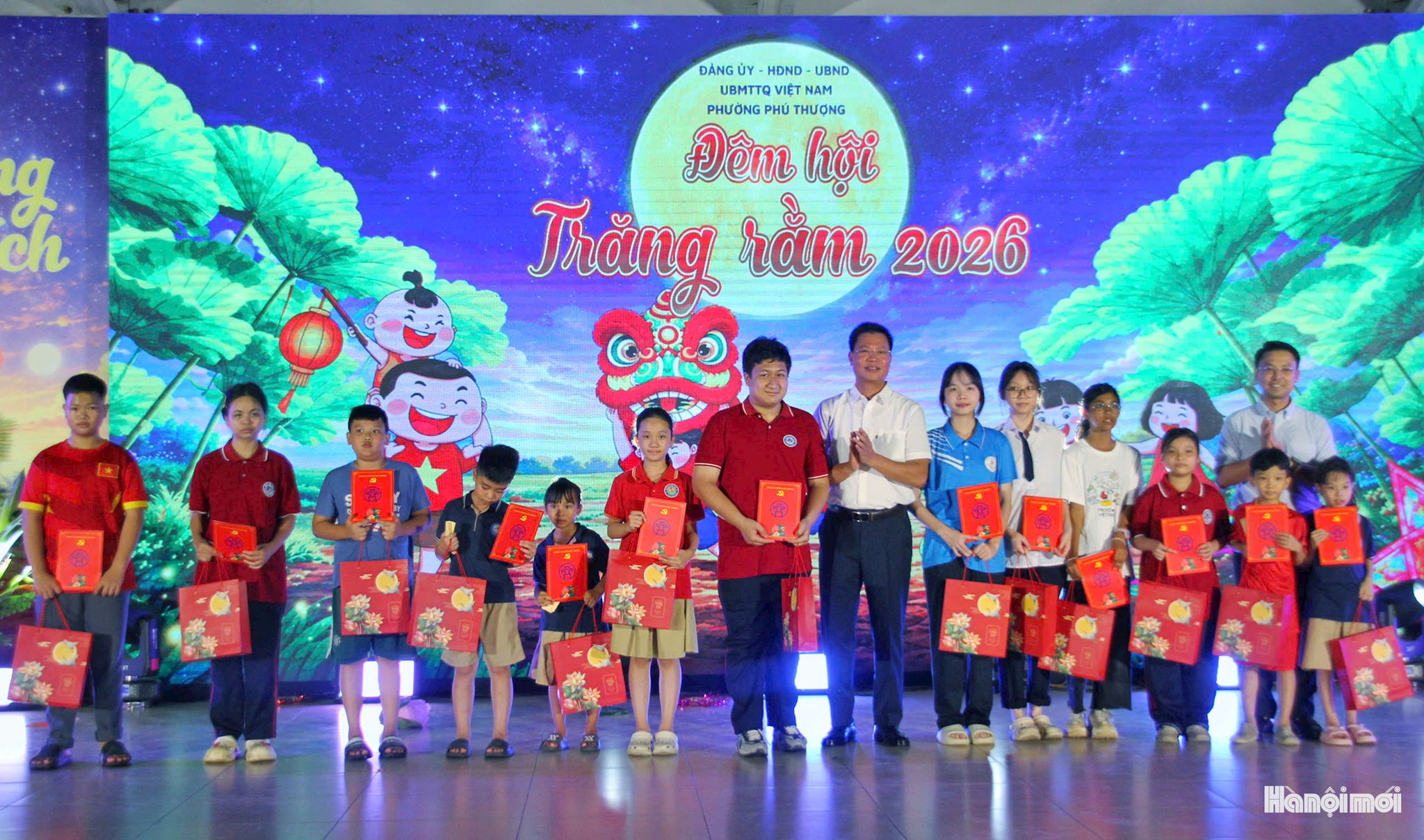 Tại chương trình, 44 suất quà được lãnh đạo phường trao trực tiếp trên sân khấu, bên cạnh đó là 800 suất quà đã được Ban tổ chức và lãnh đạo phường gửi đến tận tay các em thiếu nhi có mặt. Đây là những phần quà thể hiện sự quan tâm, động viên của cấp ủy, chính quyền và cộng đồng đối với các cháu, góp phần để các em có thêm niềm vui trong dịp Tết Trung thu.