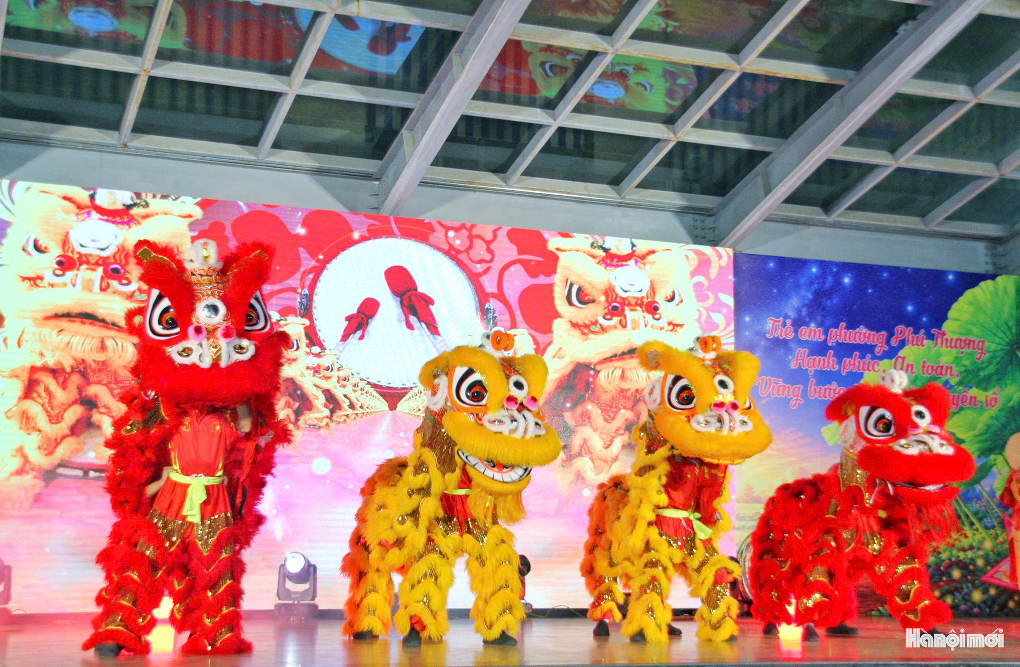 Tối 24-9, màn múa lân sư rồng mở đầu Đêm hội Trăng rằm 2026 tại phường Phú Thượng, mang đến không khí náo nhiệt ngay từ những phút đầu tiên. Những chú lân tiến vào khu vực sân khấu trong tiếng vỗ tay, reo hò của các em nhỏ, chính thức báo hiệu một đêm Trung thu nhiều niềm vui.