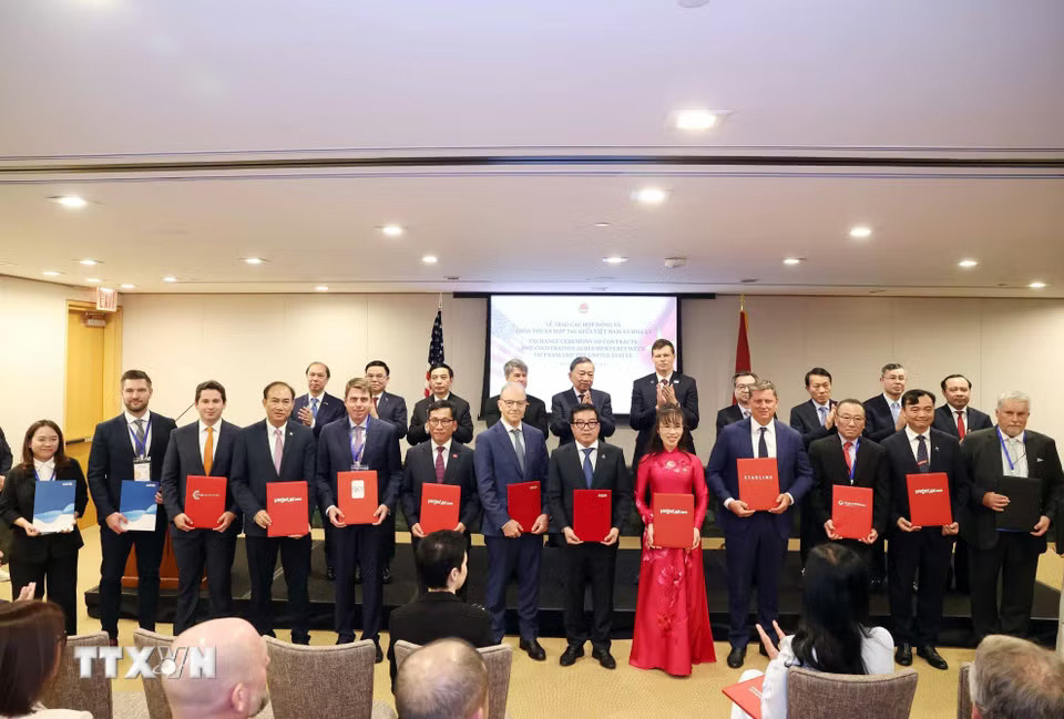 Tổng Bí thư, Chủ tịch nước Tô Lâm chứng kiến lễ trao các hợp đồng, thỏa thuận hợp tác giữa doanh nghiệp Việt Nam và Hoa Kỳ. (Ảnh: Thống Nhất/TTXVN)