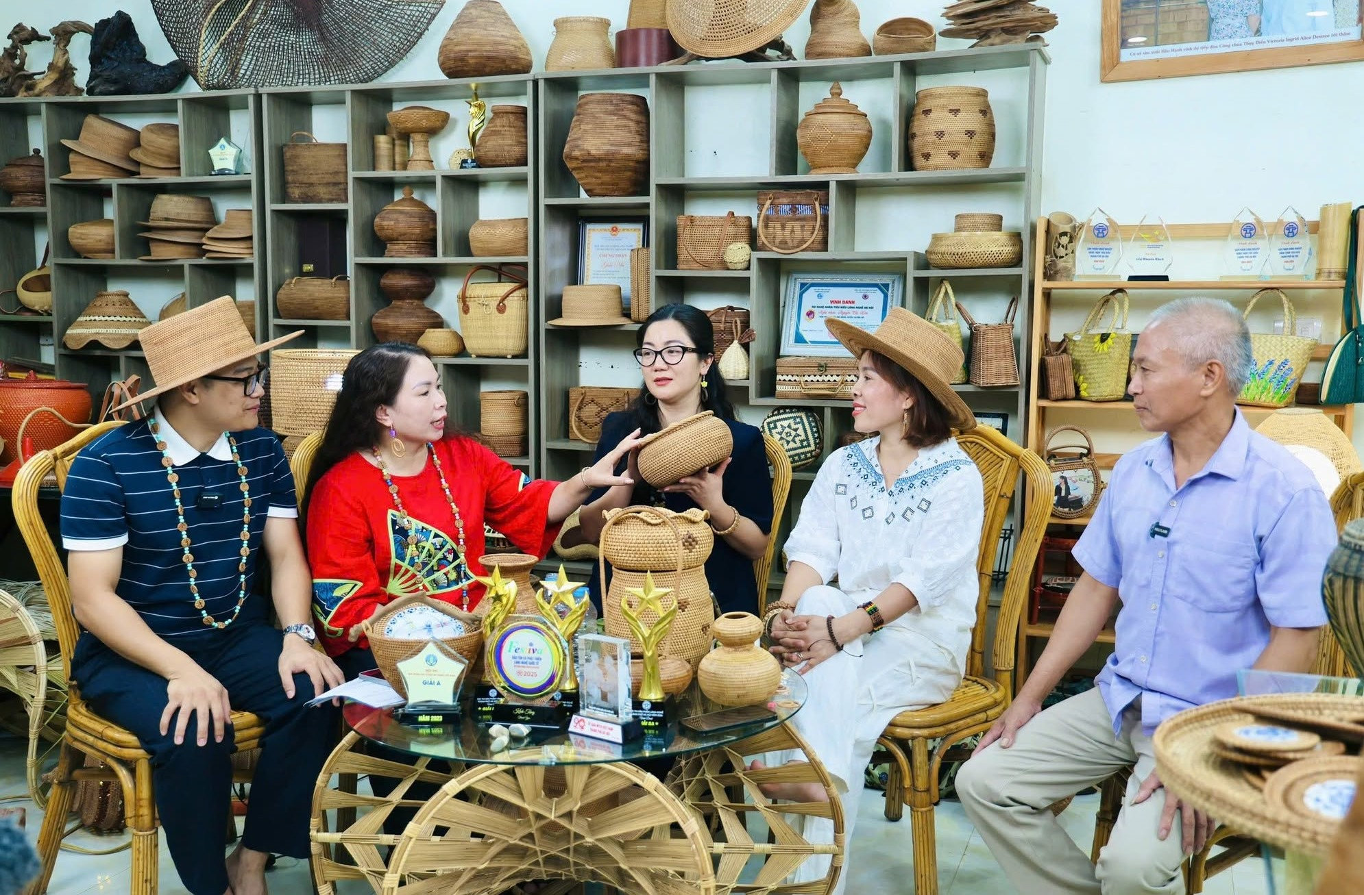 Hà Nội: Livestream quảng bá sản phẩm làng nghề, thúc đẩy tăng trưởng kinh tế