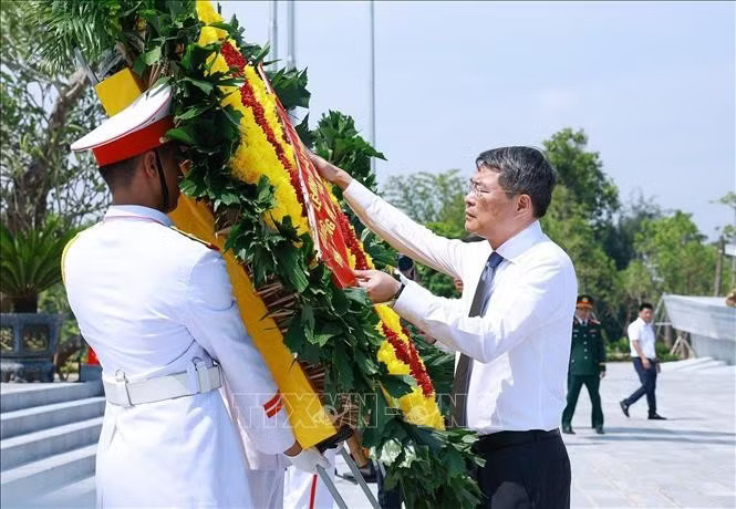 Thủ tướng Lê Minh Hưng dâng hoa tưởng niệm các Anh hùng liệt sĩ tại Bến tàu không số K15 (phường Đồ Sơn, thành phố Hải Phòng). Ảnh: Dương Giang /TTXVN