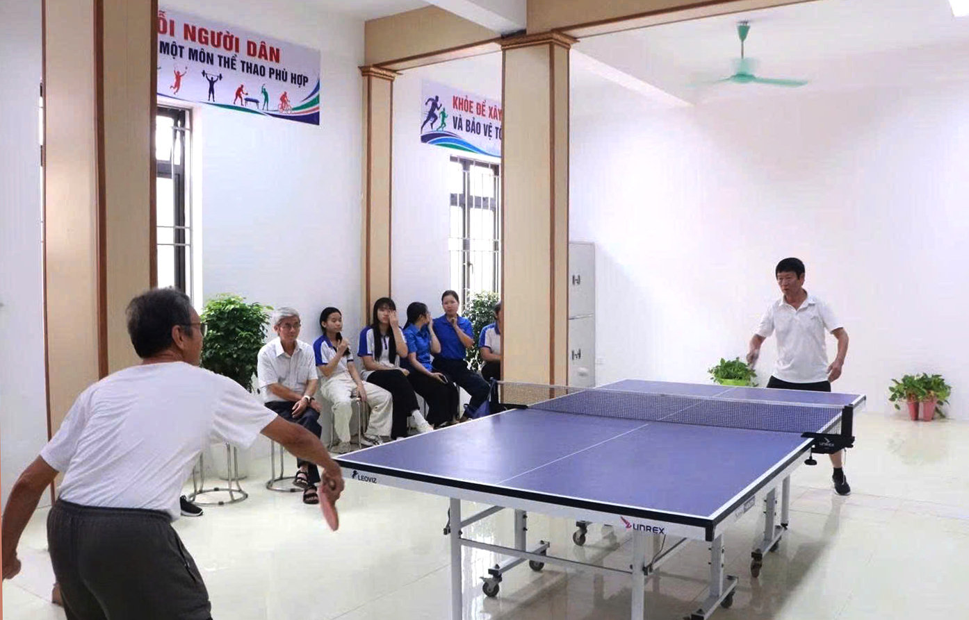 nguoi-dan-tap-luyen-bong-ban-tai-nha-van-hoa-khu-the-thao-thon-van-diem-xa-phu-xuyen-.-anh-minh-chau.jpg