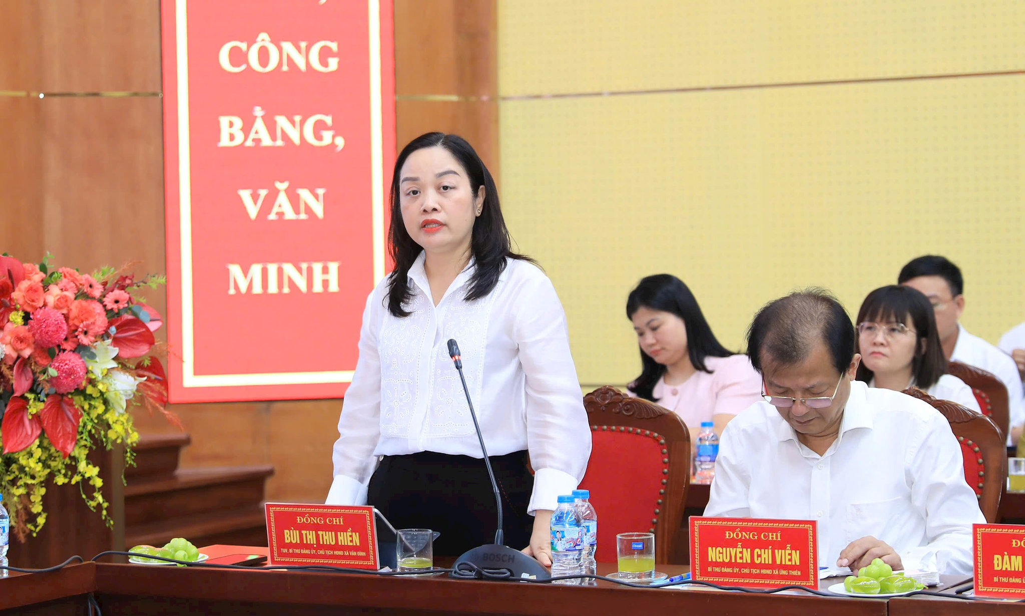 Bí thư Đảng ủy xã Vân Đình Bùi Thị Thu Hiền báo cáo tại hội nghị. An