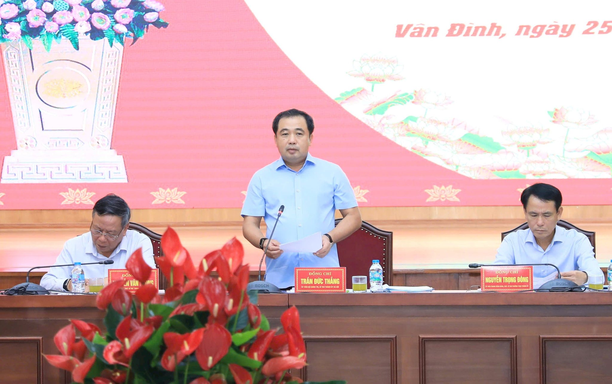 Bí thư Thành ủy Hà Nội Trần Đức Thắng và các đồng chí Thường trực Thành ủy chủ trì hội nghị. Ảnh Quang Tha