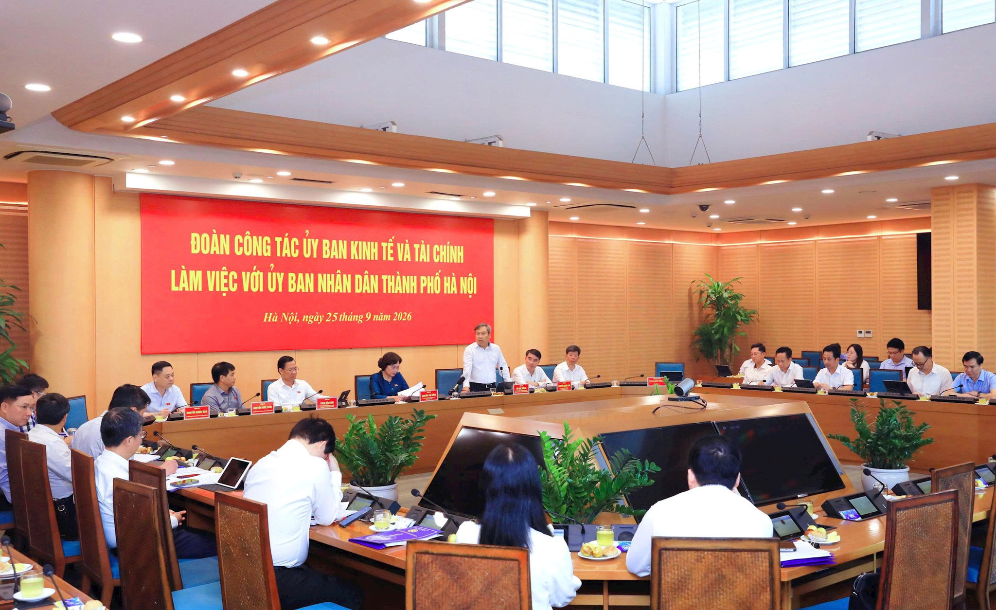 Đoàn công tác của Ủy ban Kinh tế và Tài chính của Quốc hội làm việc với UBND thành phố Hà Nội. Ảnh: Viết Tha