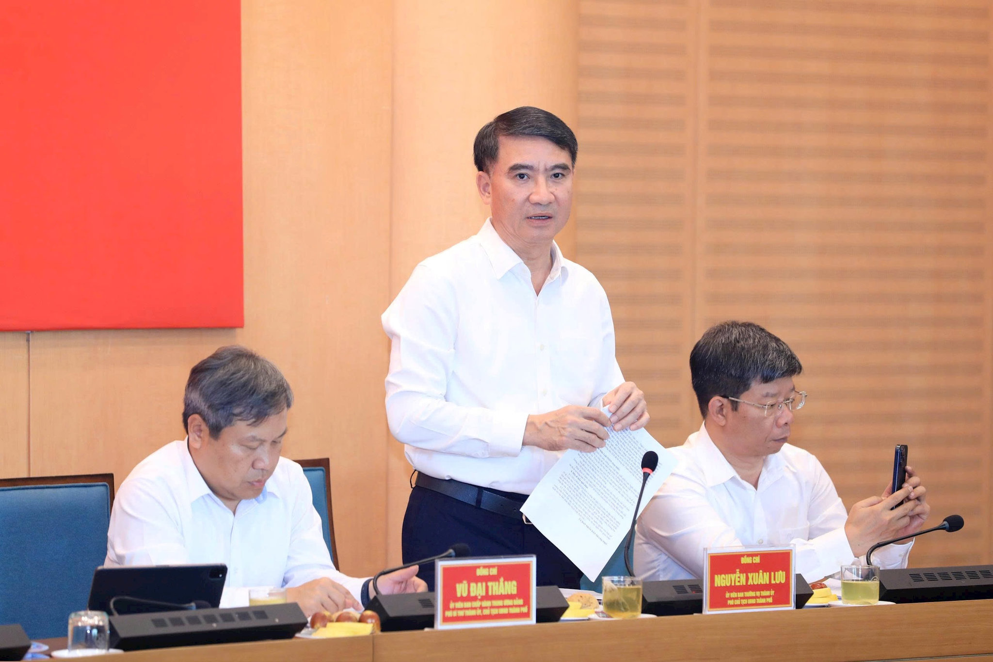 Ủy viên Ban Thường vụ Thành ủy, Phó Chủ tịch UBND thành phố Nguyễn Xuân Lưu báo cáo tại buổi làm việc. Ảnh: Vie