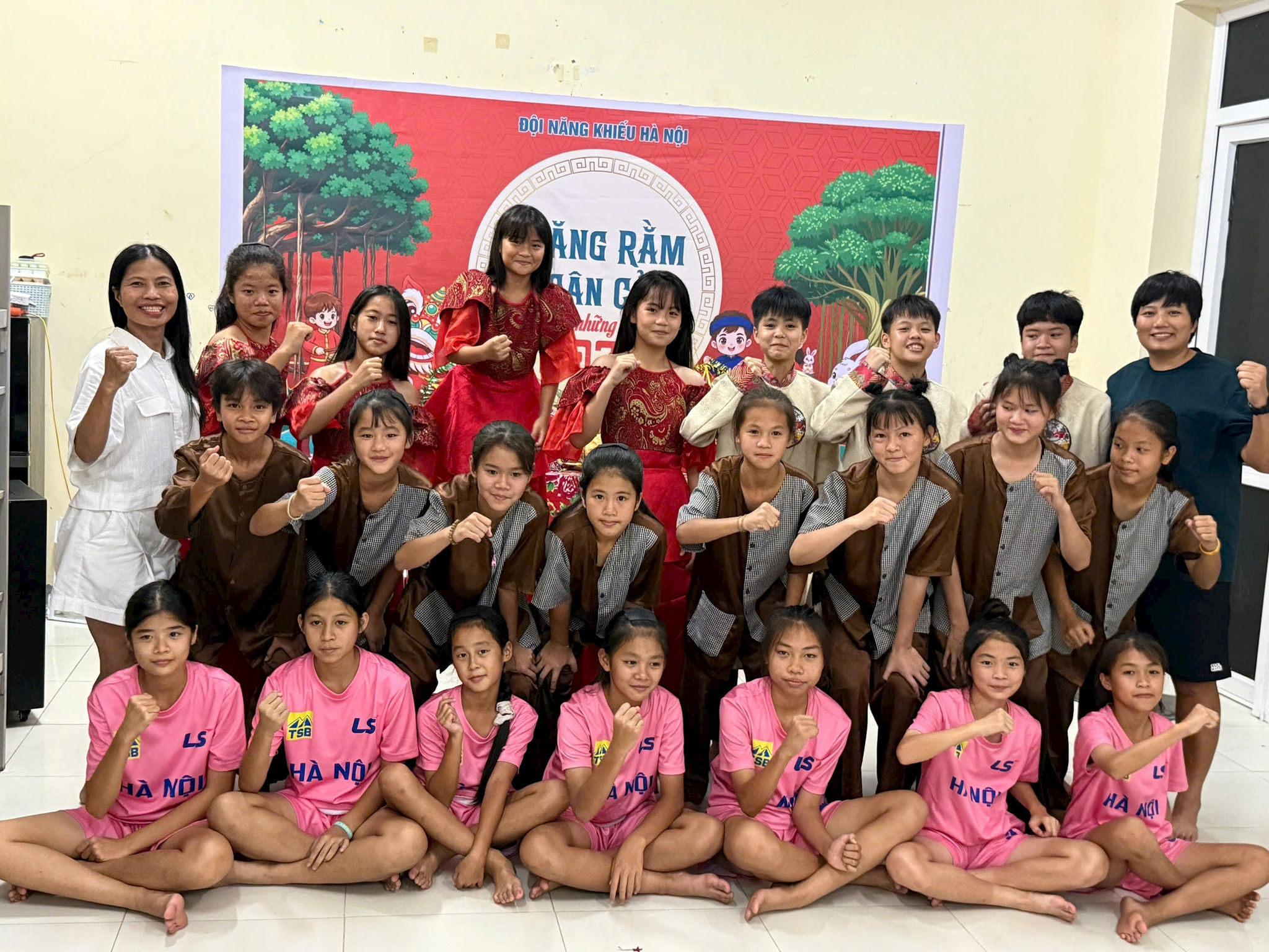 bong-da-nu-ha-noi-3.jpg